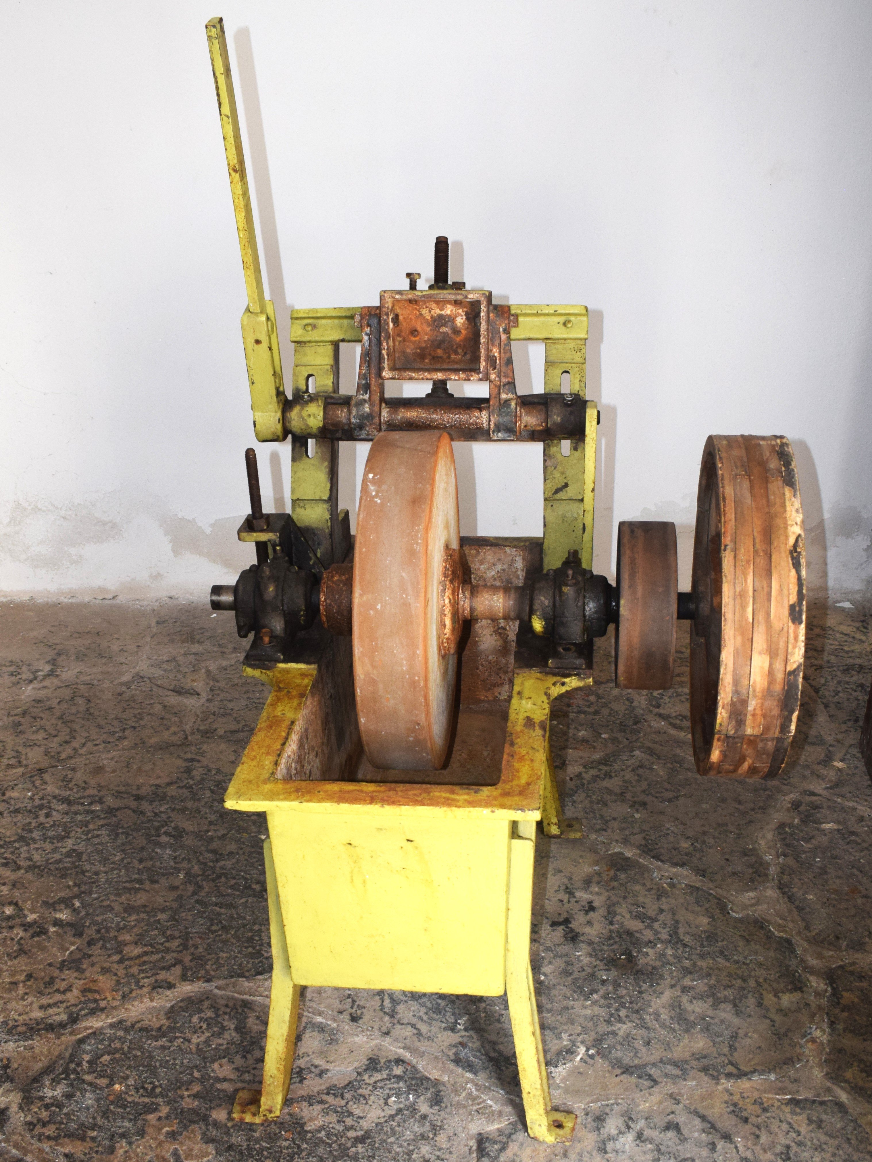 Schleifmaschine zur Verarbeitung von Perlmutter (Perlmutter- und Heimatmuseum Adorf CC BY-NC-SA)