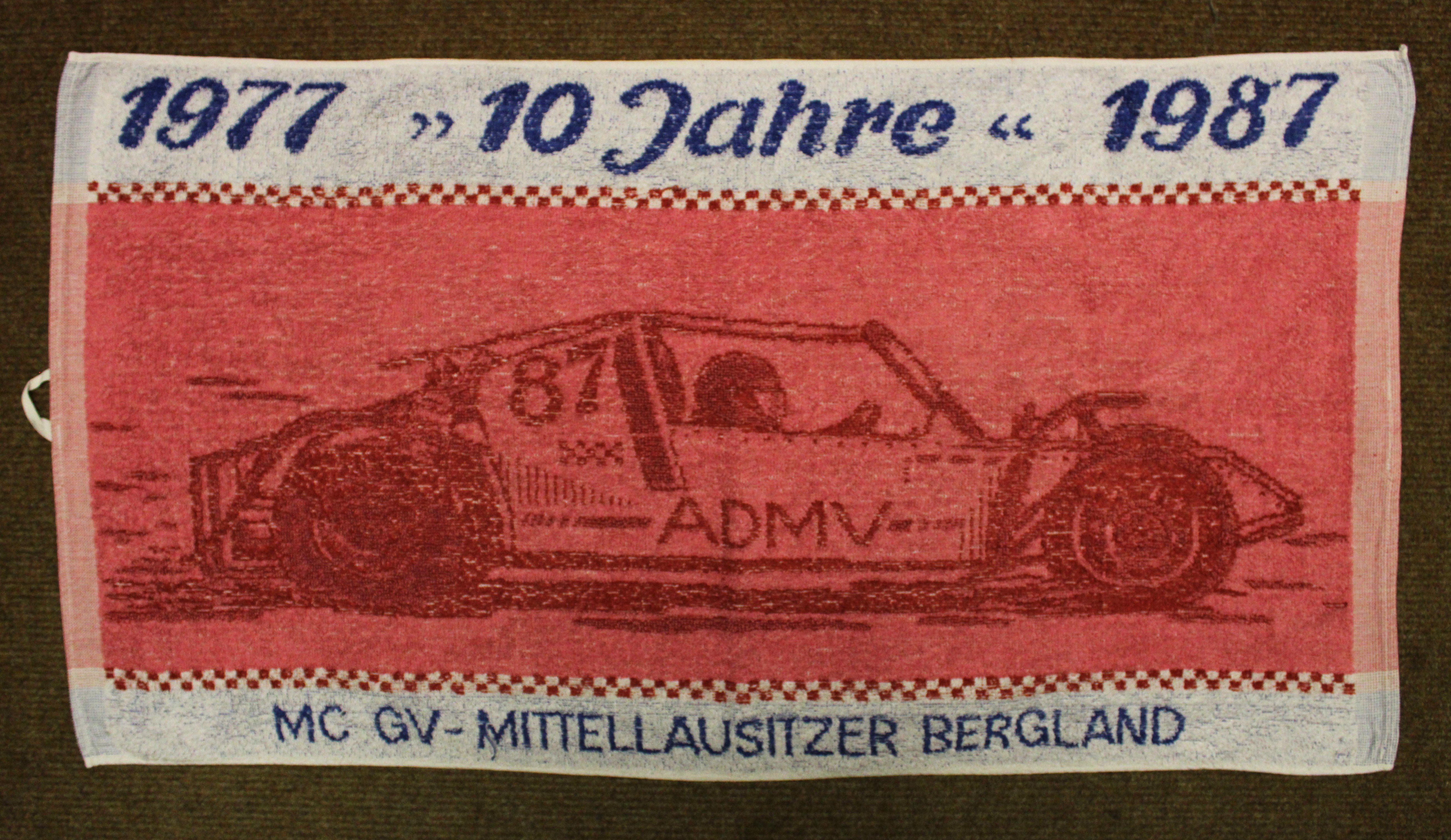 Handtuch 10 Jahre MC GV Mittellausitzer Bergland (Deutsches Damast- und Frottiermuseum CC BY-NC-SA)