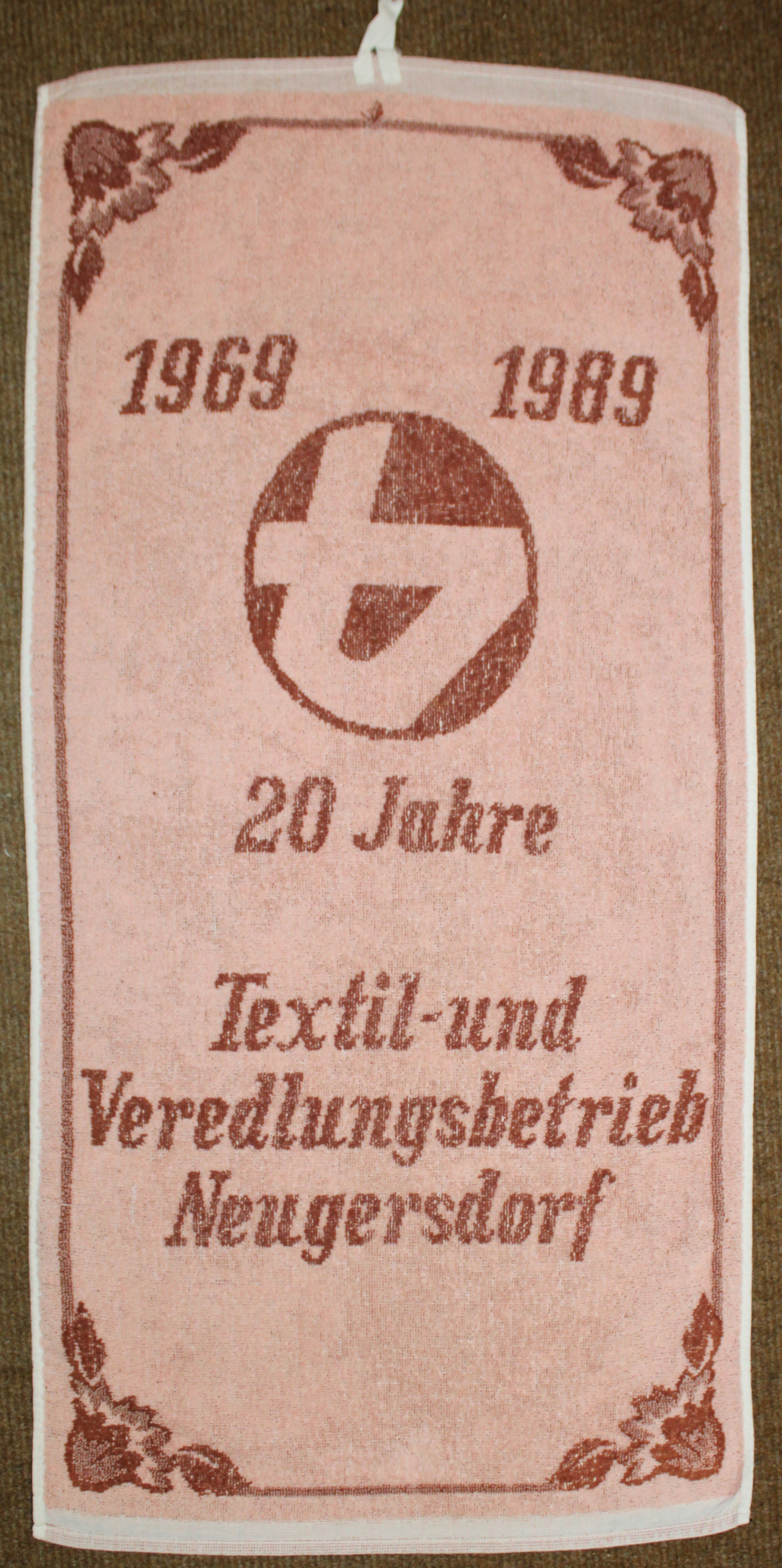 Handtuch 20 Jahre Textil- und Veredlungsbetrieb Neugersdorf (Deutsches Damast- und Frottiermuseum CC BY-NC-SA)