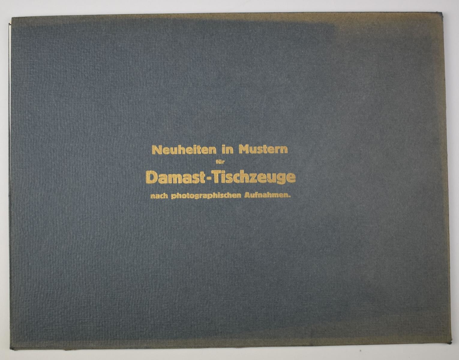 Musterbuch mit Lichtdrucken von Damast-Tischzeugen (Deutsches Damast- und Frottiermuseum CC BY-NC-SA)