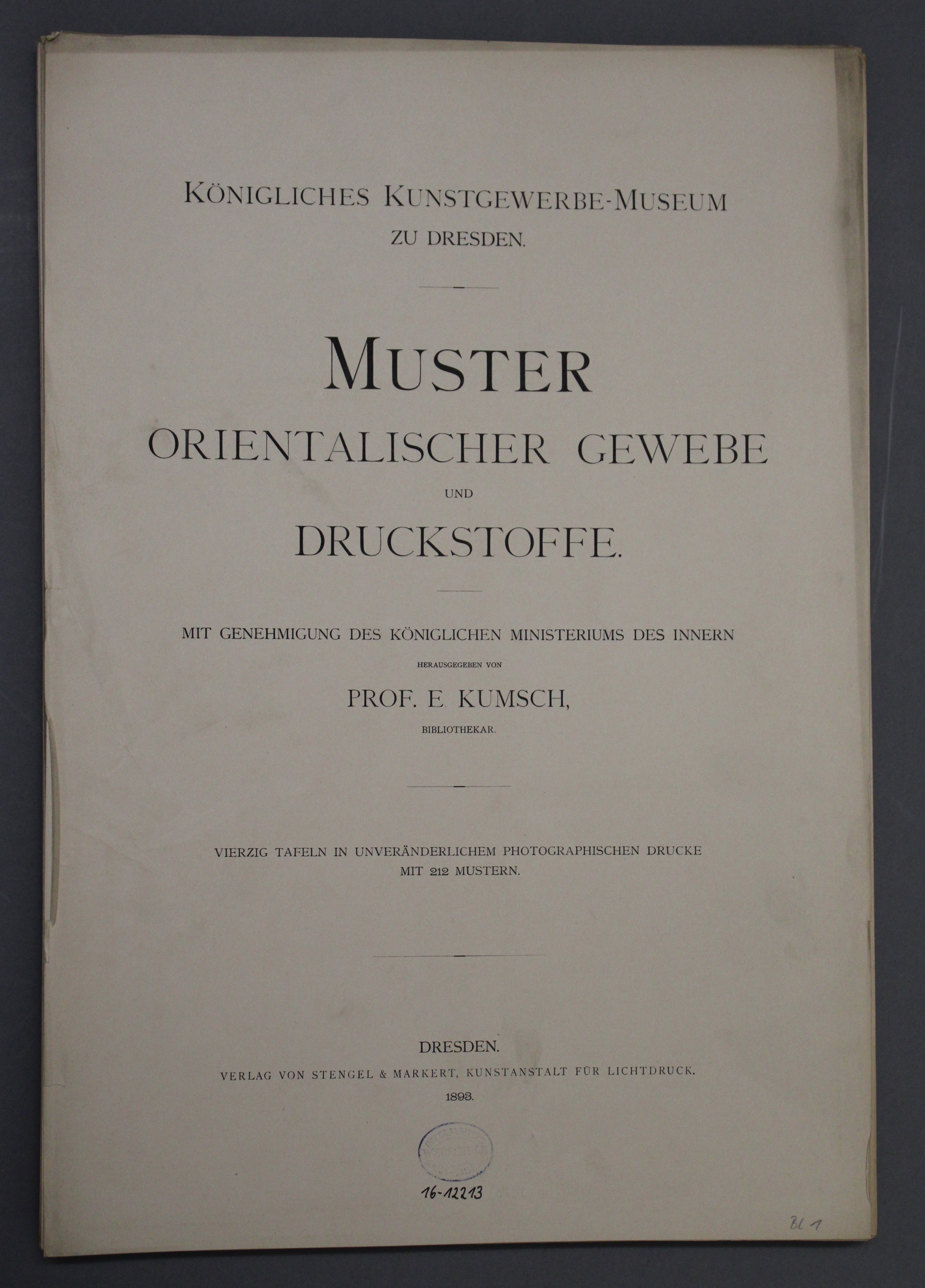 Mappe Muster Orientalischer Gewebe und Druckstoffe. (Deutsches Damast- und Frottiermuseum CC BY-NC-SA)