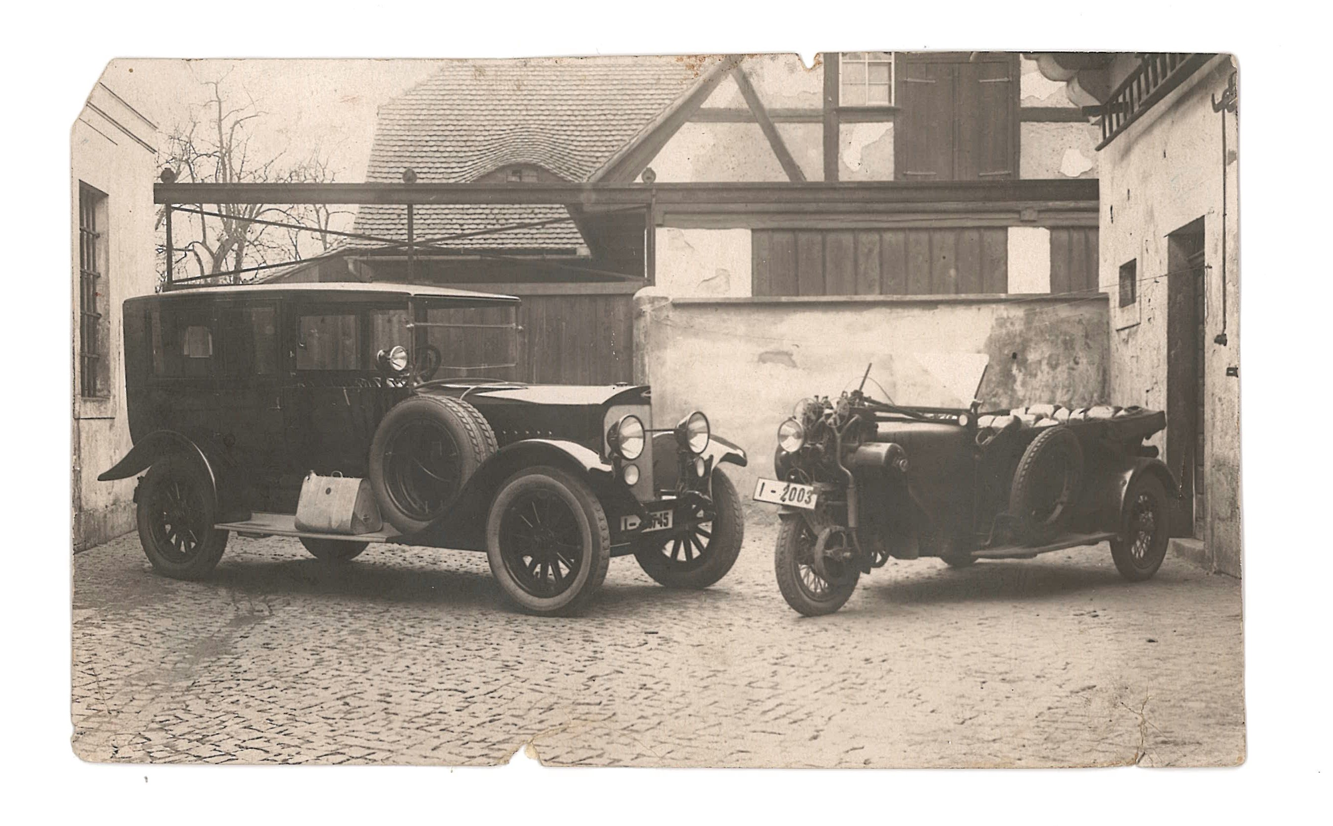 Fotografie Fahrzeuge im Kupferhaus (Deutsches Damast- und Frottiermuseum CC BY-NC-SA)