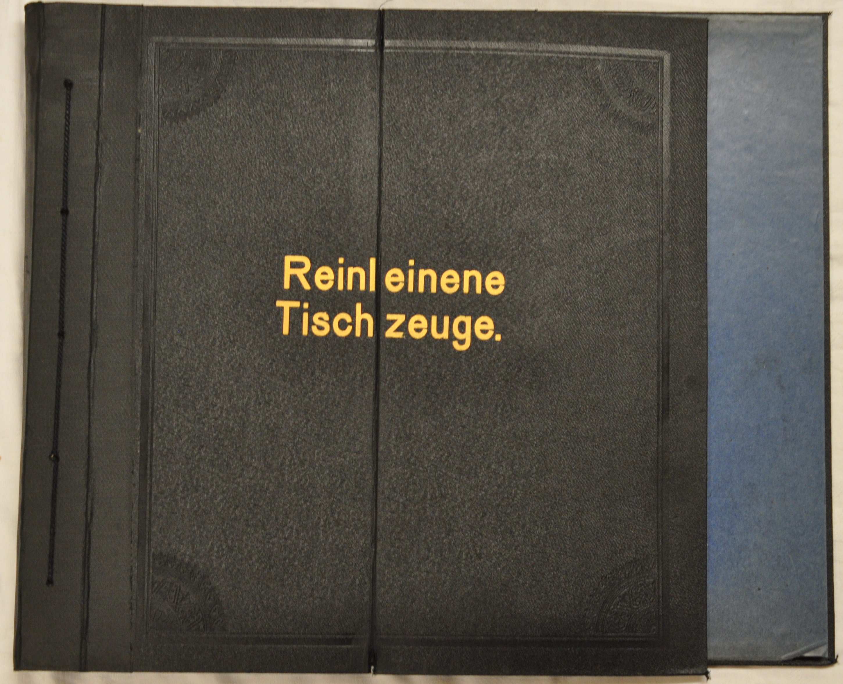 Musterbuch "Reinleinene Tischzeuge" (Deutsches Damast- und Frottiermuseum CC BY-NC-SA)