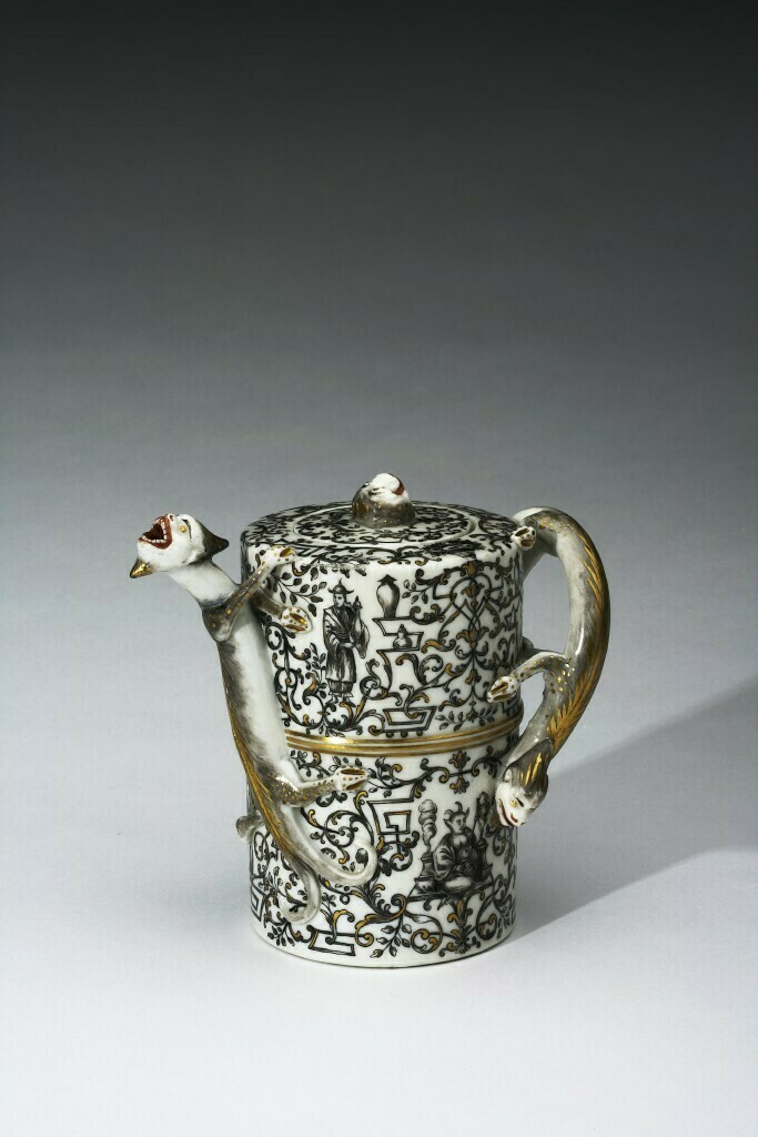 Teekanne mit zwei Qilong-Drachen und Chinoiserie (GRASSI Museum für Angewandte Kunst, Leipzig CC BY-NC-SA)