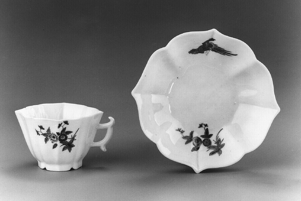 Tasse und Untertasse mit Kakiemon-Dekor (GRASSI Museum für Angewandte Kunst, Leipzig CC BY-NC-SA)