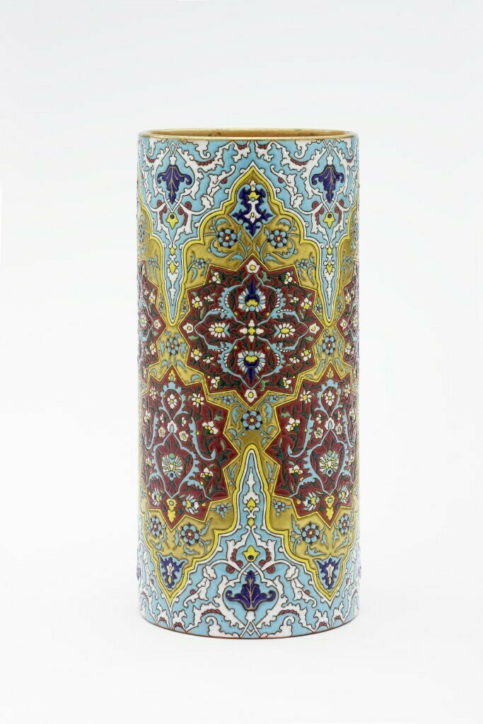 Zylindervase mit „persischem“ Dekor (GRASSI Museum für Angewandte Kunst, Leipzig CC BY-NC-SA)