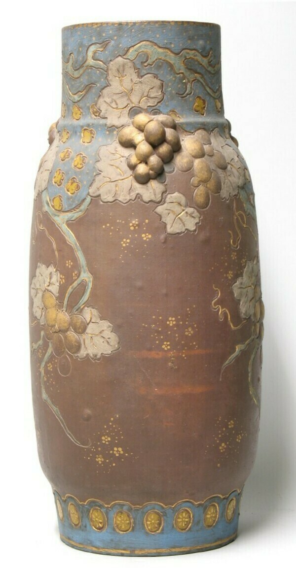 Tonnenförmige Vase mit Weindekor (GRASSI Museum für Angewandte Kunst, Leipzig CC BY-NC-SA)