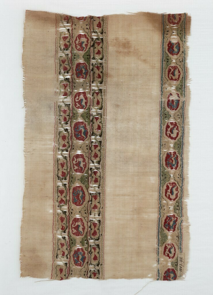 Leinengewebe mit seidenen Borten (Fragment) (GRASSI Museum für Angewandte Kunst, Leipzig CC BY-NC-SA)