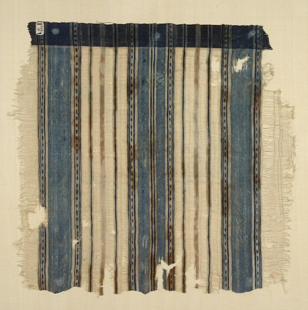 Seidengewebe mit blauem Streifenmuster (Fragment) (GRASSI Museum für Angewandte Kunst, Leipzig CC BY-NC-SA)