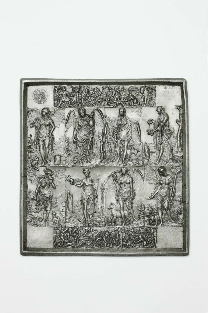 Reliefplatte mit den Sieben Todsünden, einer Tugend, Jagdszenen und dem kursächsisch-dänischen Allianz-Wappen (GRASSI Museum für Angewandte Kunst, Leipzig CC BY-NC-SA)
