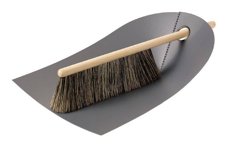 MADE IN DENMARK Katalog Arnoldsche, 8 dust-pan and broom, Norman (Normann Copenhagen CC BY-NC-SA)
