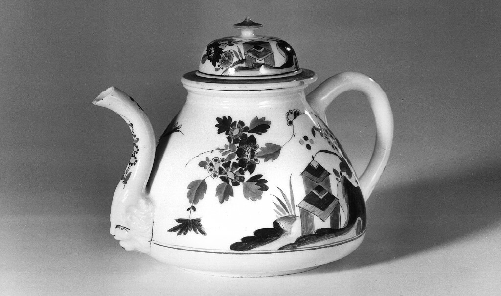 Teekanne mit Kakiemon-Dekor (GRASSI Museum für Angewandte Kunst, Leipzig CC BY-NC-SA)