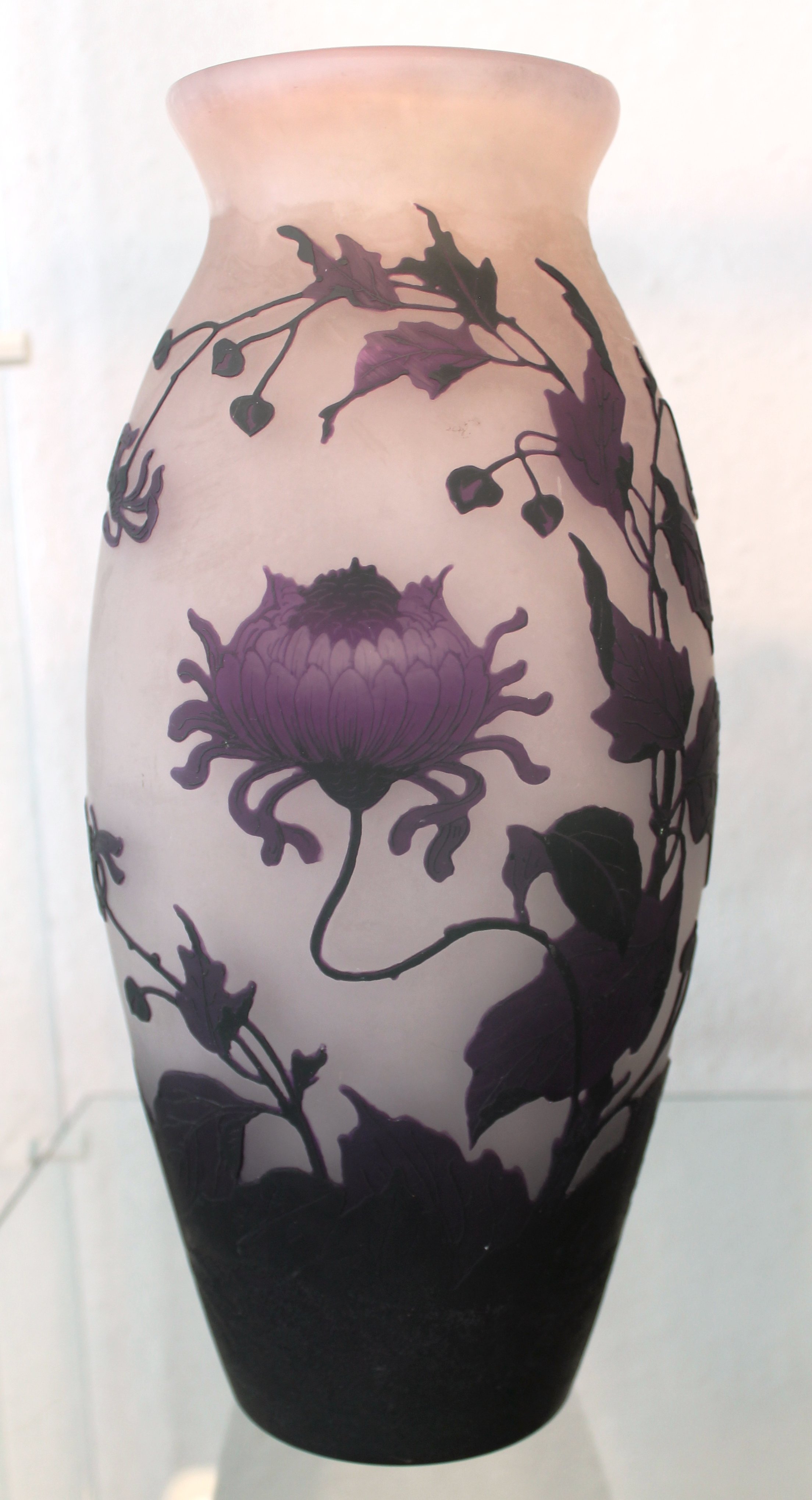 Vase Crysantheme (Glasmuseum Weißwasser CC BY-NC-SA)