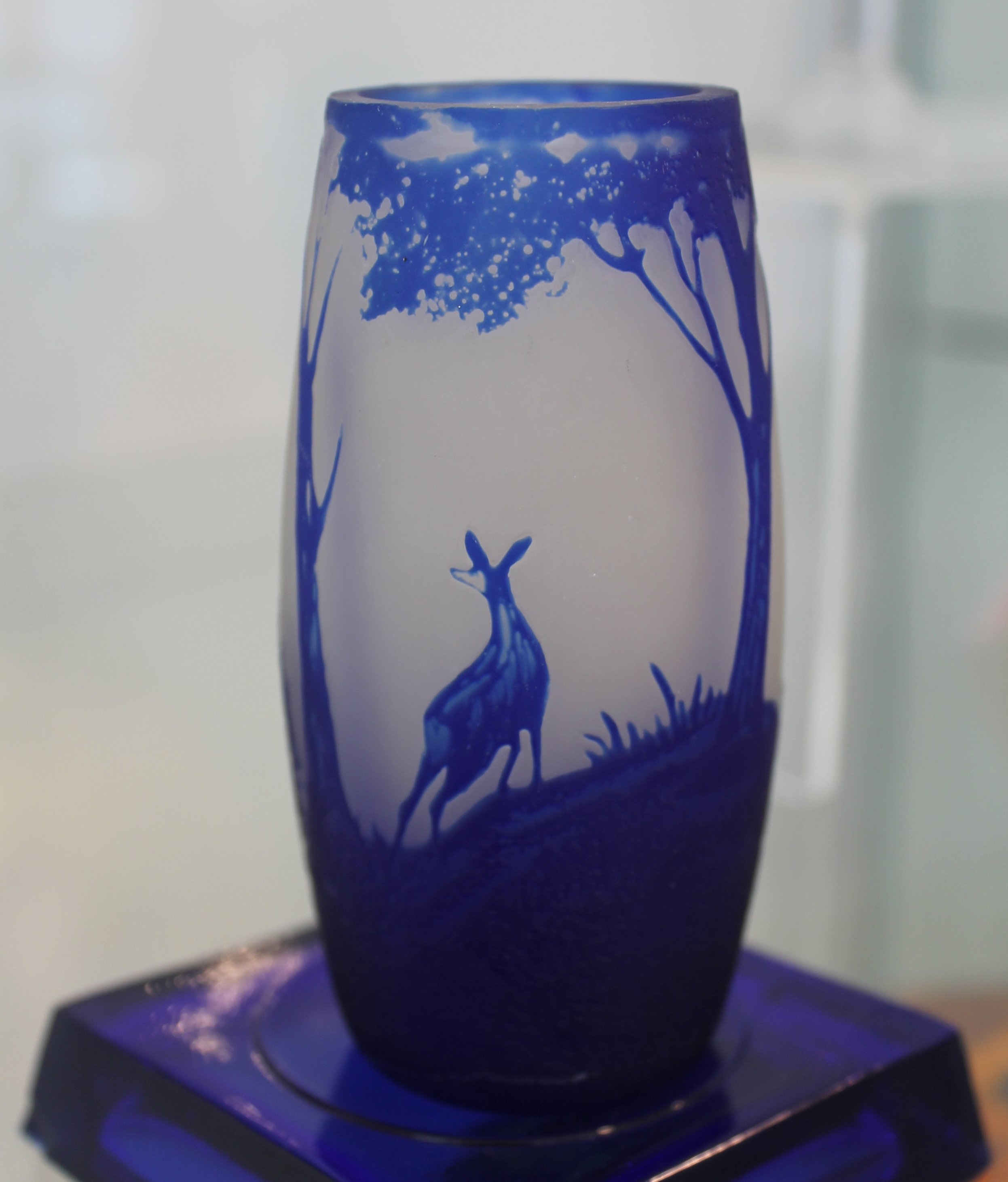 Vase Lichtung mit Reh (Glasmuseum Weißwasser CC BY-NC-SA)