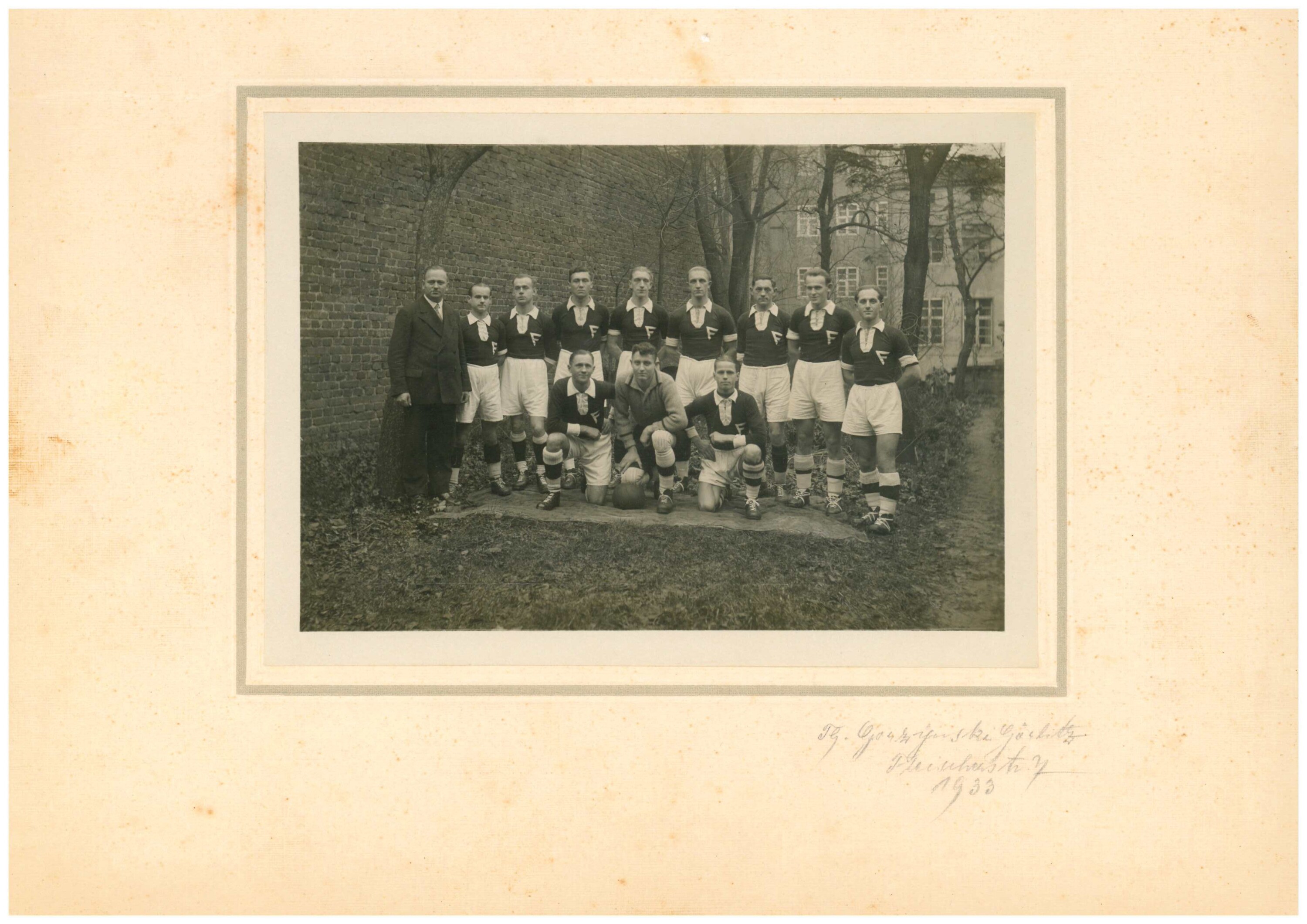 Foto der Fußballmannschaft " Rot Sport " (Kulturhistorisches Museum Görlitz CC BY-NC-SA)