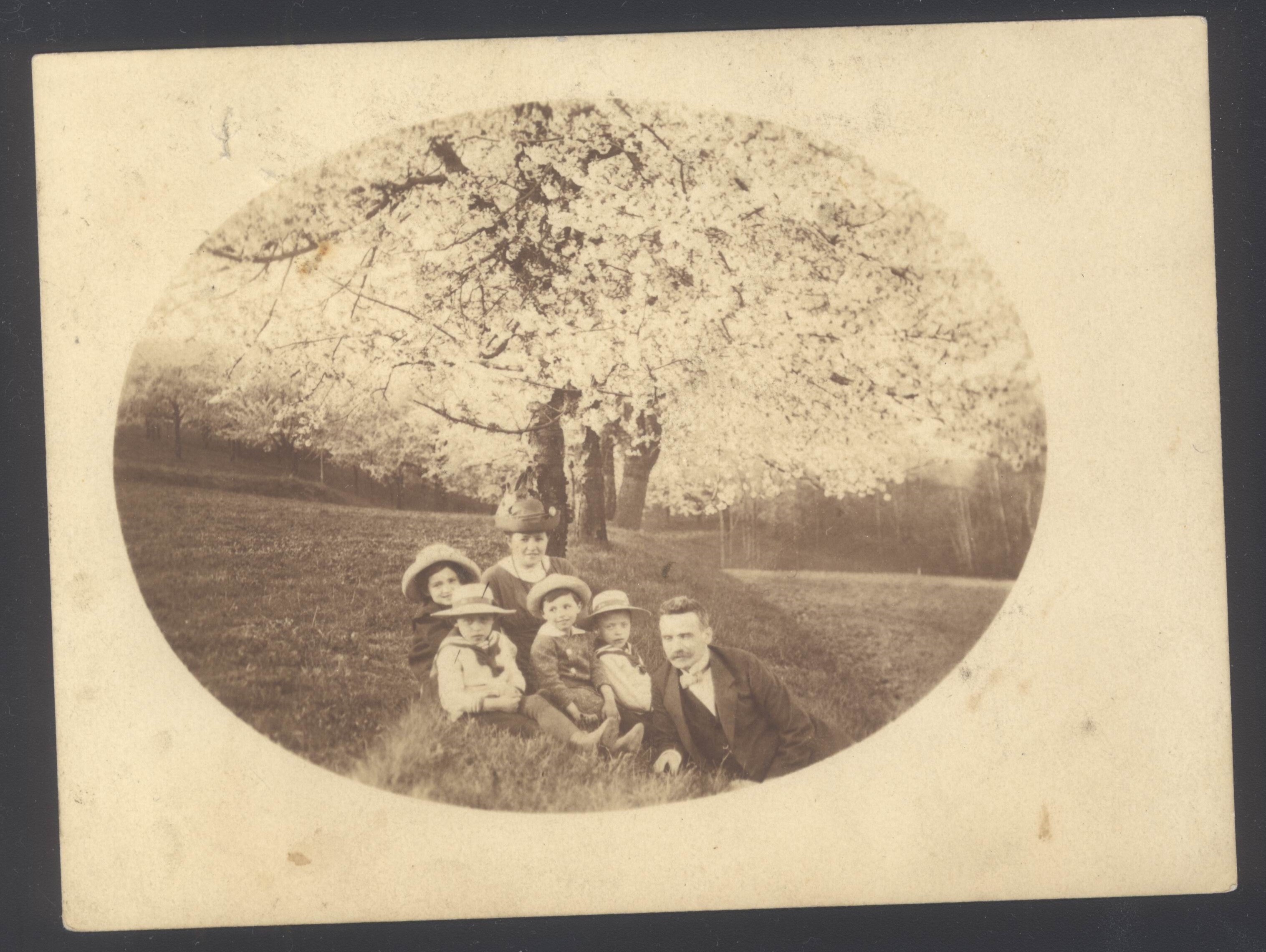 Fotografie: Woldemar Boden mit seinen Kindern unter einem Baum (Ulrich Müller CC BY-NC-SA)