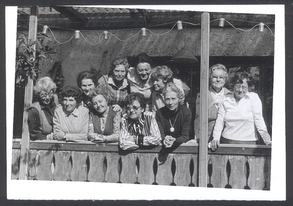 Frauengruppe auf der Veranda eines Gartenhauses (Ulrich Müller CC BY-NC-SA)