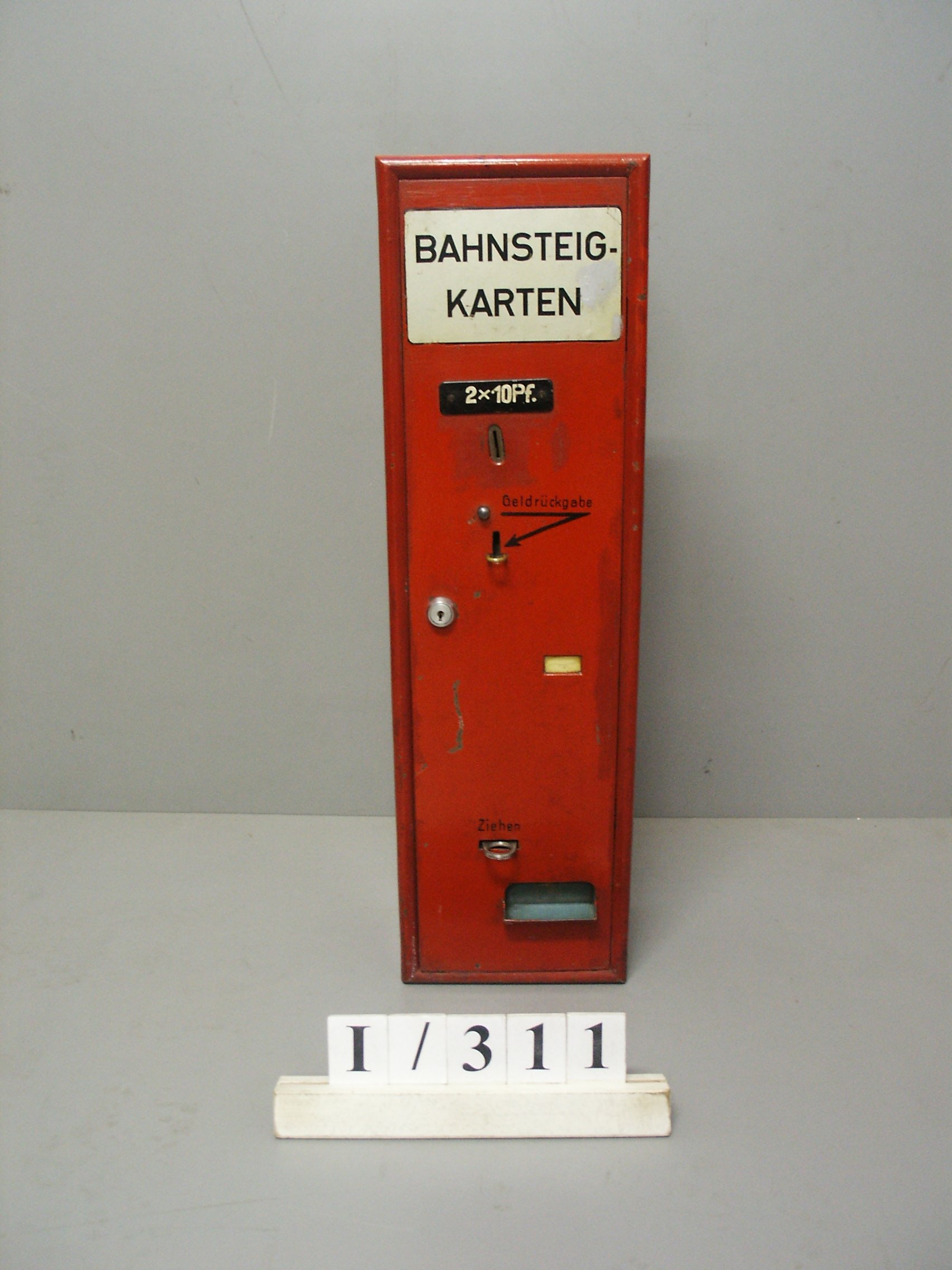 Fahrkartenverkaufsautomat Typ Mako (Verkehrsmuseum Dresden CC BY-NC-SA)