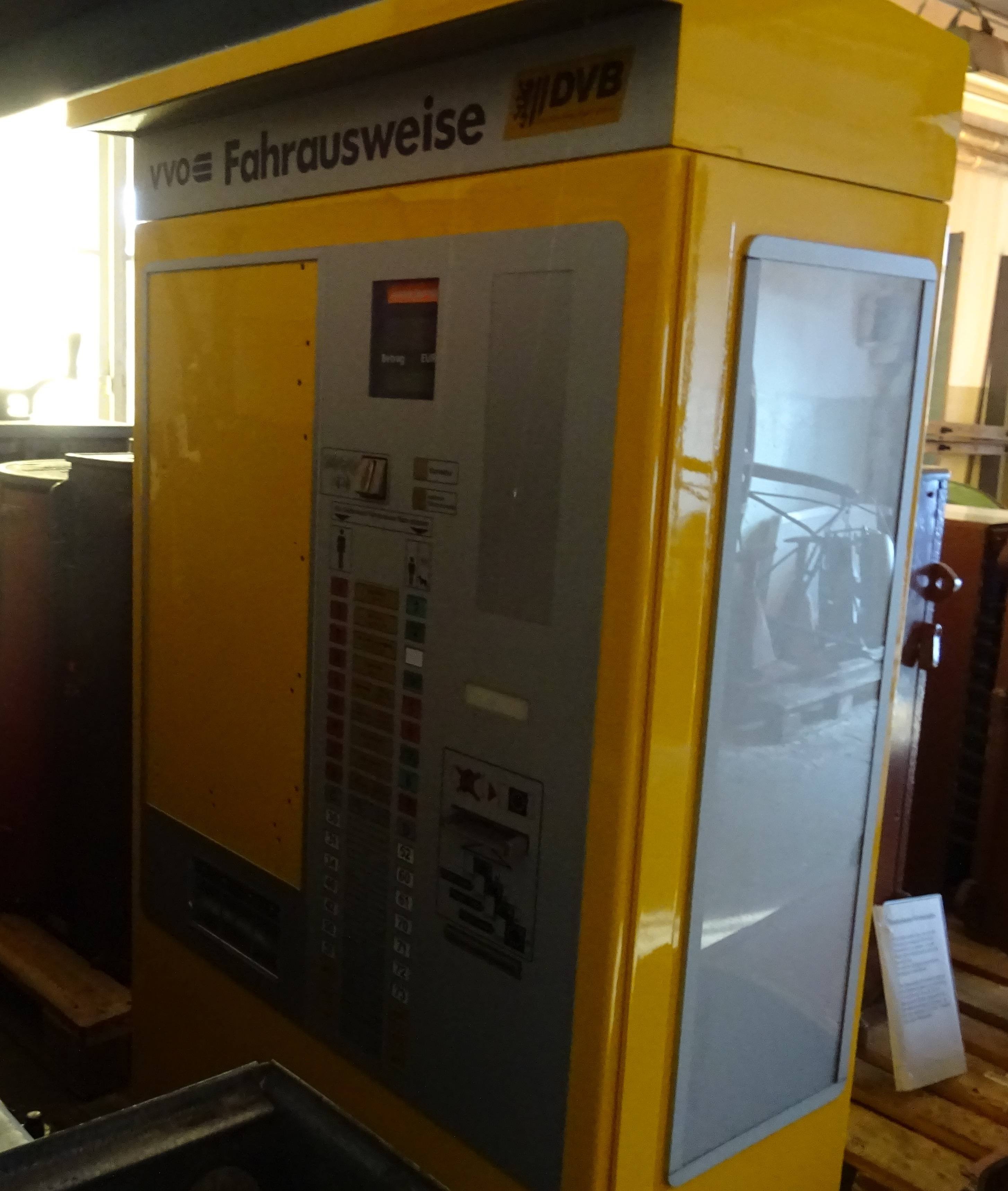 Fahrkartenautomat der Dresdner Verkehrsbetrieb, gelb (Verkehrsmuseum Dresden CC BY-NC-SA)