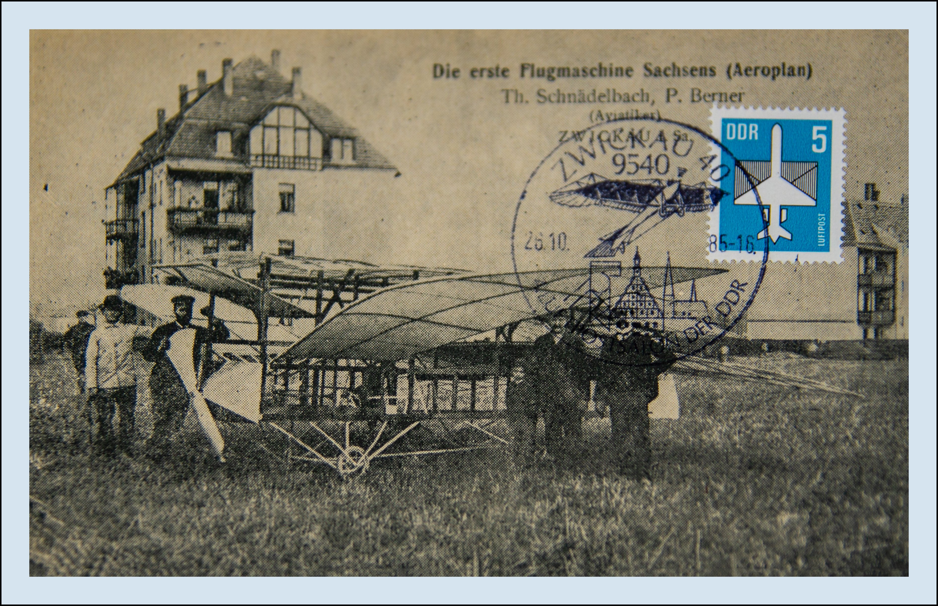 Ansichtskarte (Reprint) "Die erste Flugmaschine Sachsens (Aeroplan) Th. Schnädelbach, P. Berner (Aviatiker) Zwickau i.Sa." Sonderstempel Zwickau 26.10 (Verkehrsmuseum Dresden CC BY-NC-SA)