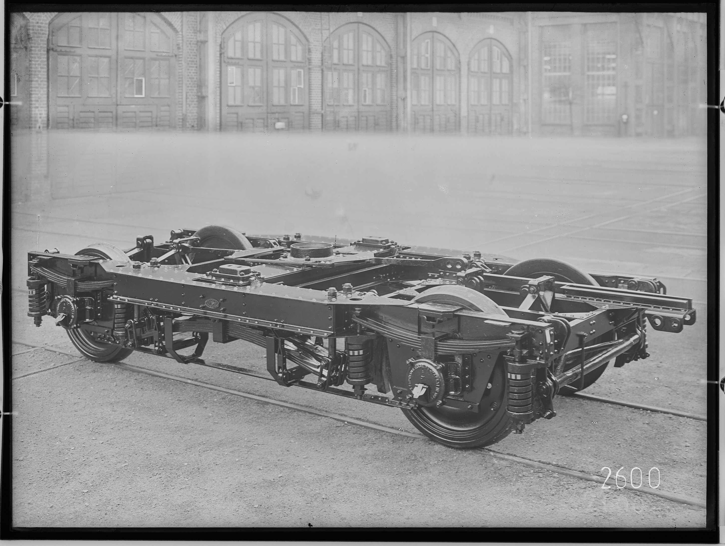 Fotografie: zweiachsiges Drehgestell Görlitzer Bauart III schwer mit Lichtmaschinenaufhängung (Schrägansicht, Spurweite: 1435 mm), 1932. Reichsbahn-Ze (Verkehrsmuseum Dresden CC BY-NC-SA)