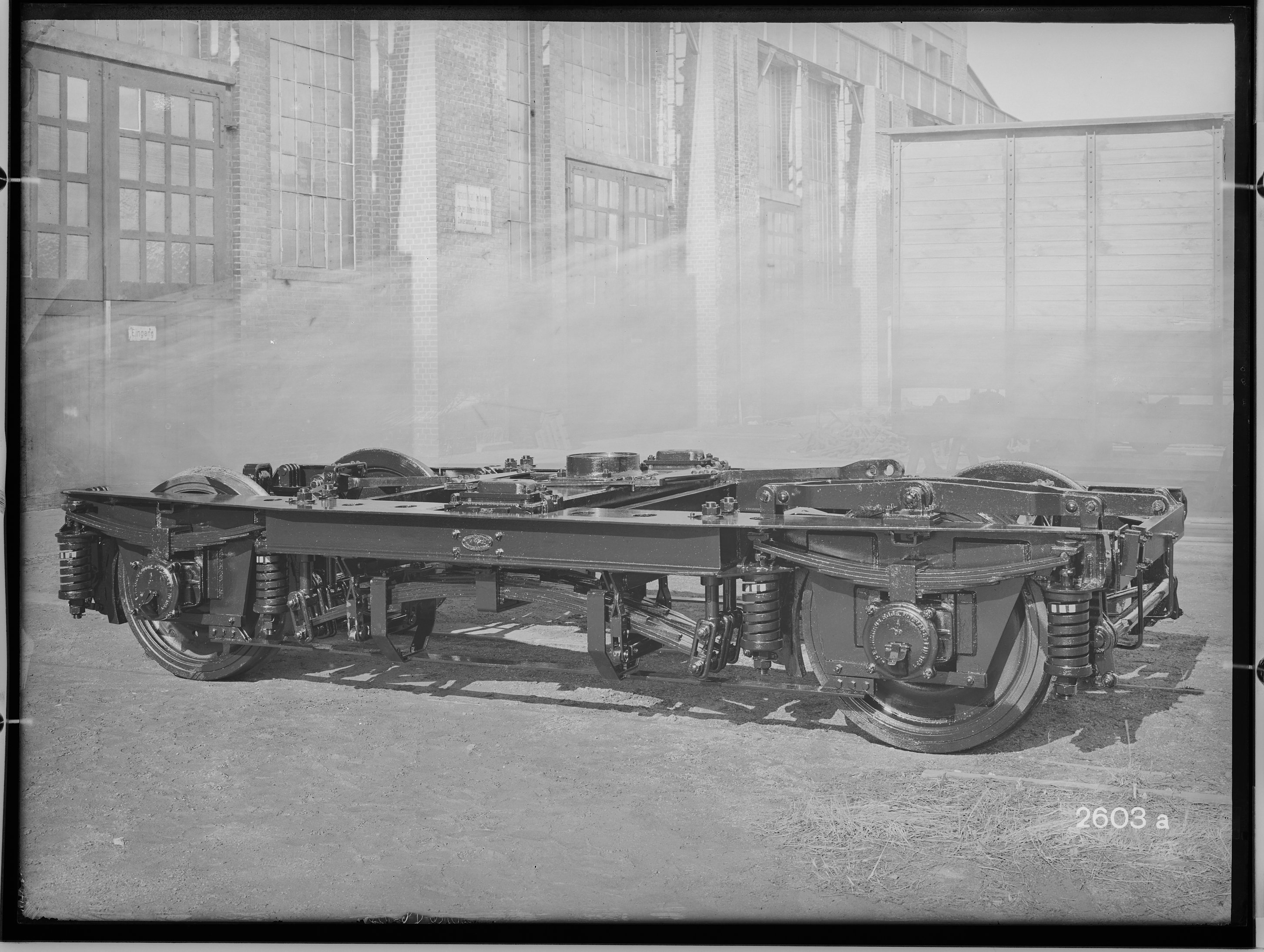 Fotografie: zweiachsiges geschweißtes Drehgestell Görlitzer Bauart III schwer (Schrägansicht, Spurweite: 1435 mm), 1932. Reichsbahn-Zentralamt für Mas (Verkehrsmuseum Dresden CC BY-NC-SA)
