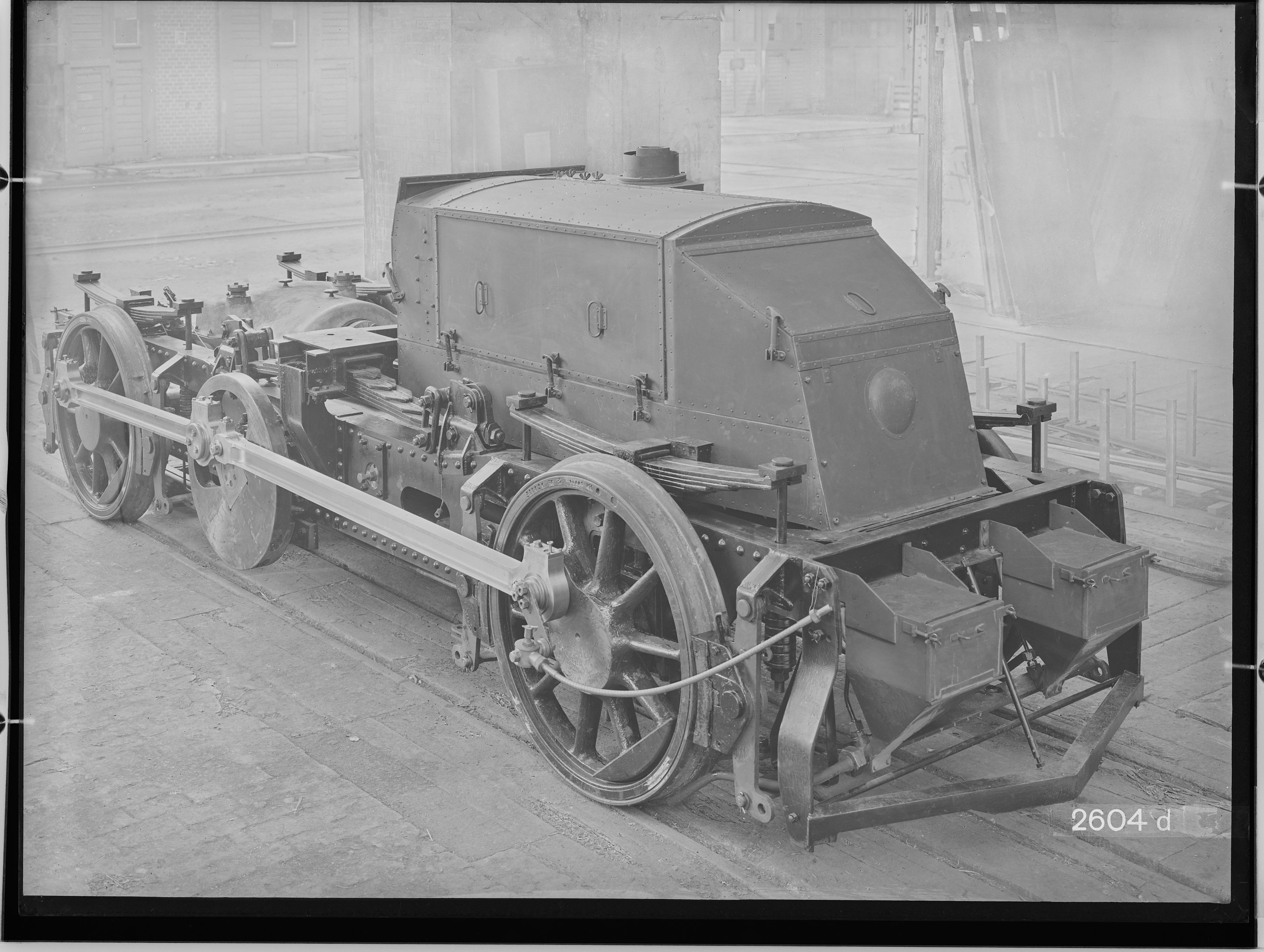 Fotografie: zweiachsiges Maschinen-Drehgestell mit Motorhaube für vierachsigen Dieseltriebwagen (Schrägansicht, Spurweite: 1435 mm), Motorseite, 1932. (Verkehrsmuseum Dresden CC BY-NC-SA)