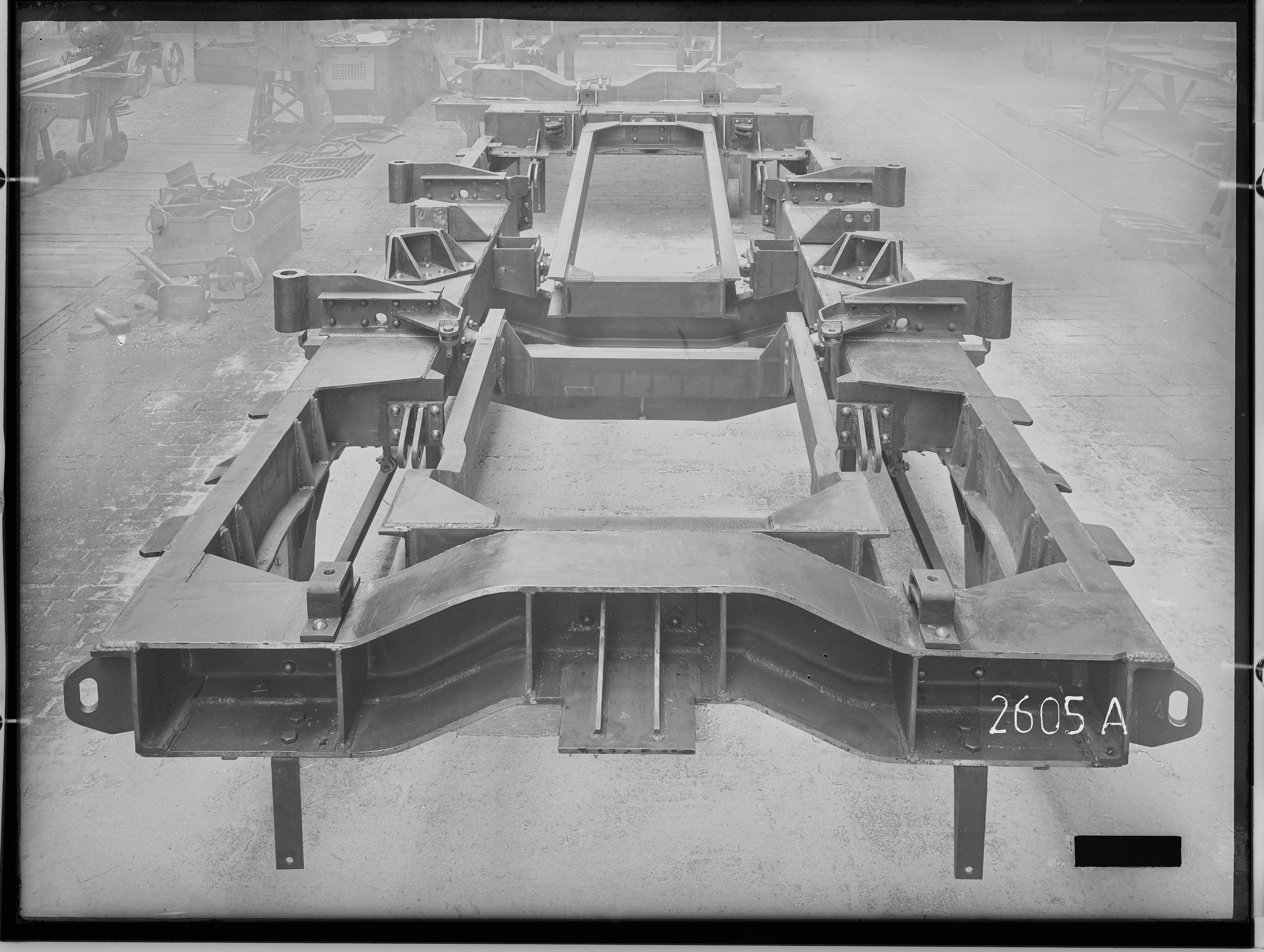 Fotografie: zweiachsiges Enddrehgestell für sechsachsigen Schnelltriebwagen (Draufsicht, Spurweite: 1435 mm), Rahmen, 1932. Reichsbahn-Zentralamt für  (Verkehrsmuseum Dresden CC BY-NC-SA)