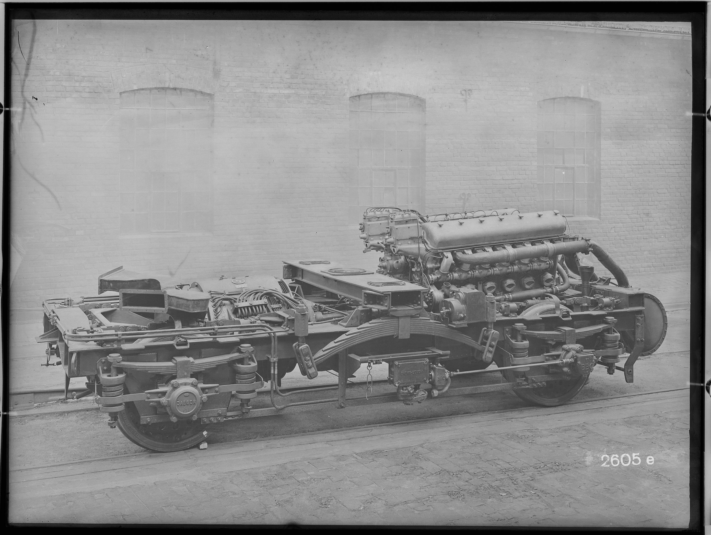 Fotografie: zweiachsiges Enddrehgestell ohne Motorhaube für sechsachsigen Schnelltriebwagen (Schrägansicht, Spurweite: 1435 mm), Generatorseite, 1932. (Verkehrsmuseum Dresden CC BY-NC-SA)