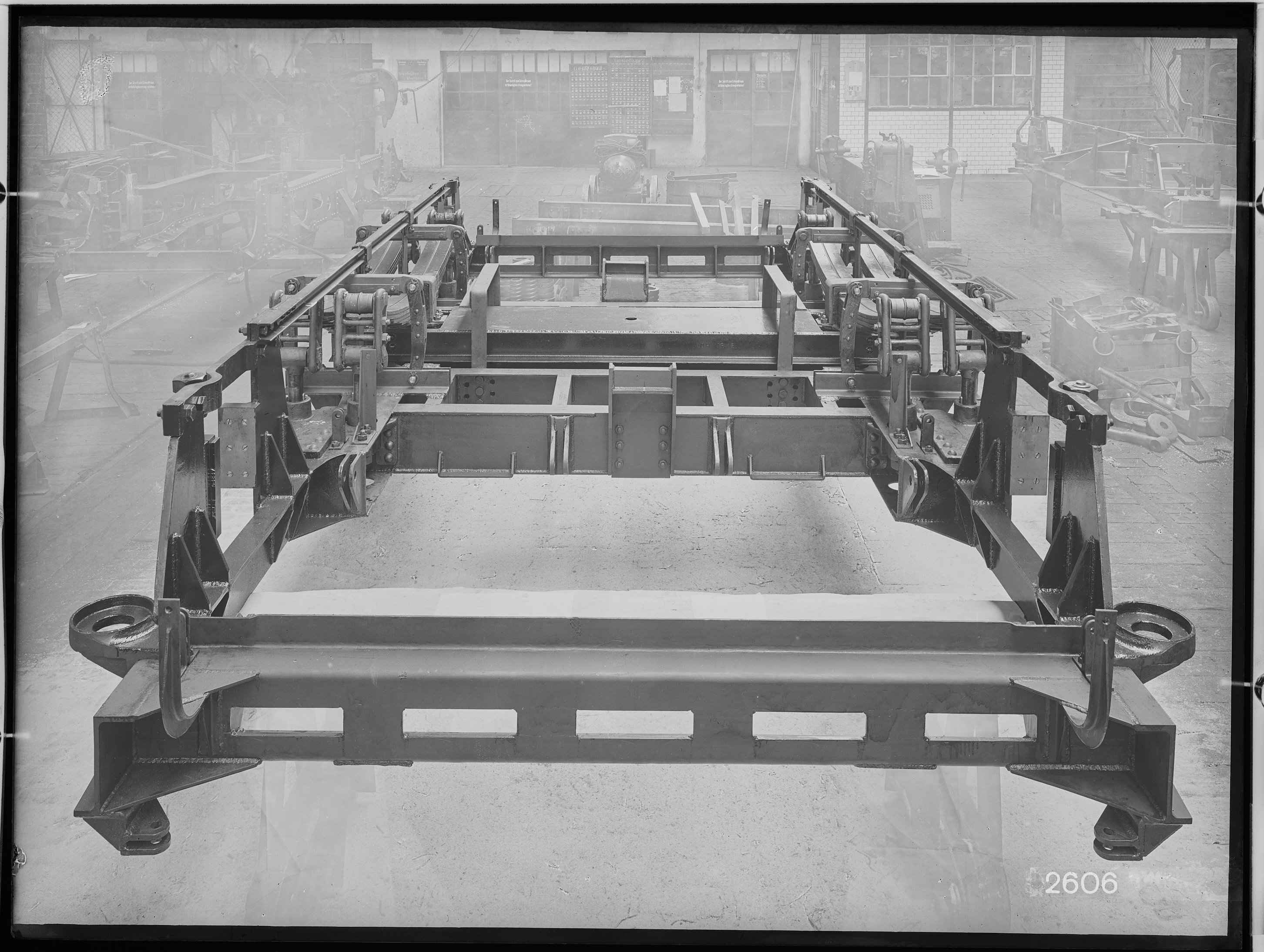 Fotografie: zweiachsiges Jakobs-Drehgestell für sechsachsige Schnelltriebwagen (Stirnansicht, Spurweite: 1435 mm), 1932. Reichsbahn-Zentralamt für Mas (Verkehrsmuseum Dresden CC BY-NC-SA)