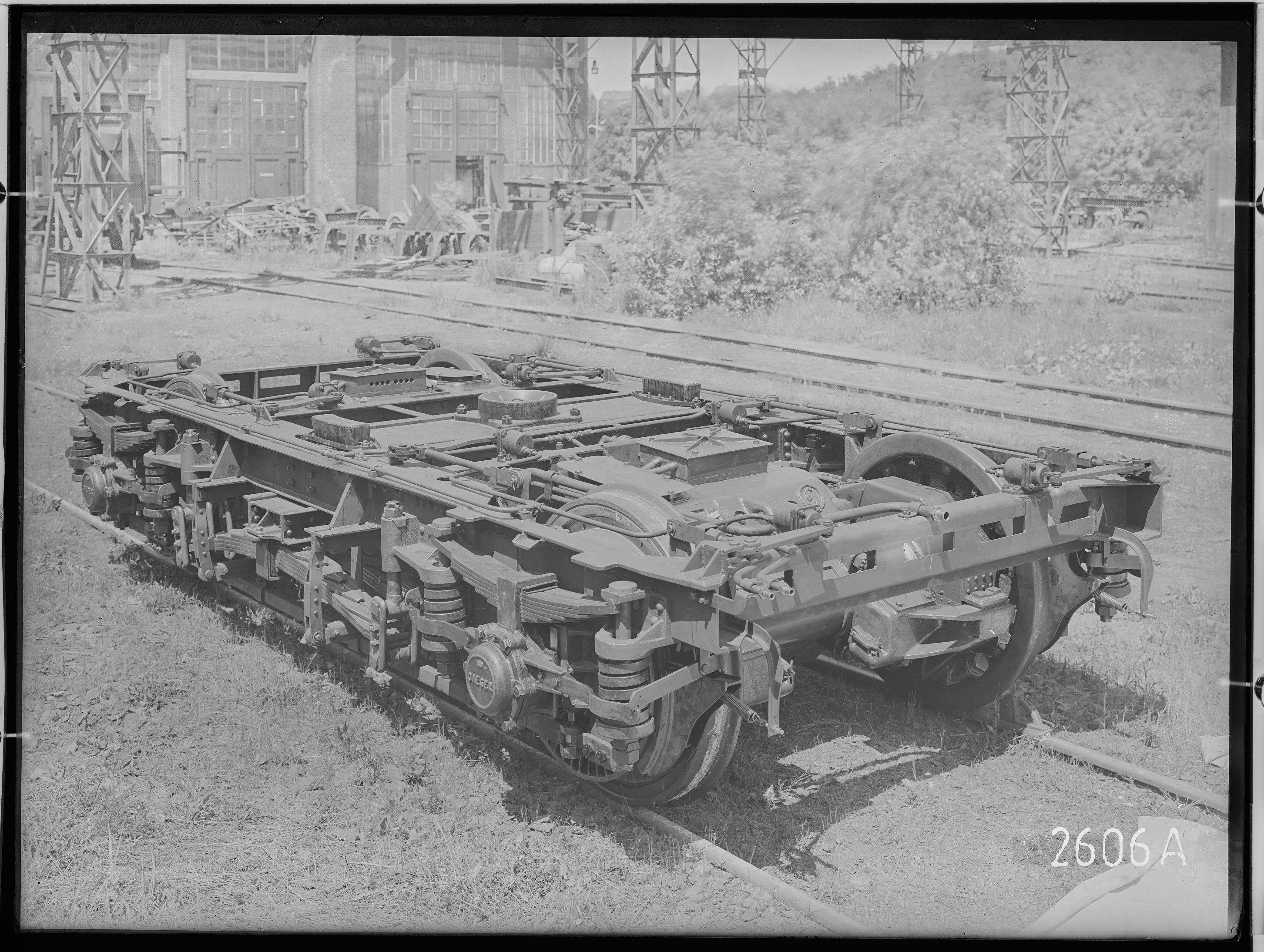 Fotografie: zweiachsiges Jakobs-Drehgestell mit Motoren für sechsachsige Schnelltriebwagen (Schrägansicht, Spurweite: 1435 mm), 1932. Reichsbahn-Zentr (Verkehrsmuseum Dresden CC BY-NC-SA)