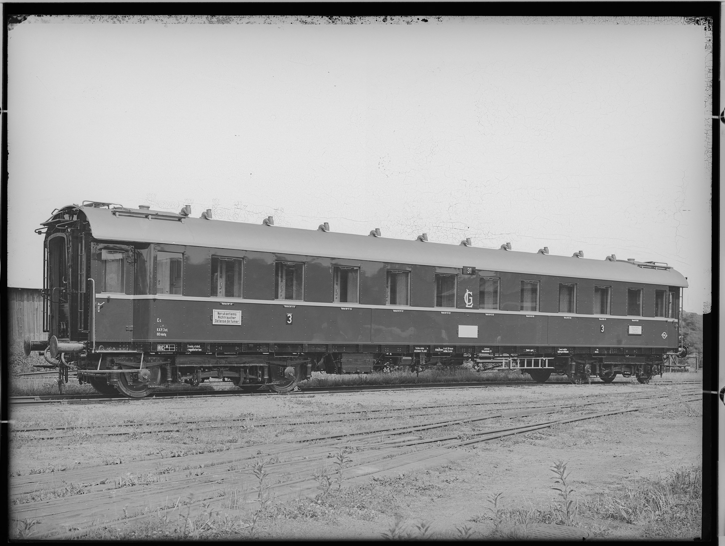 Fotografie: vierachsiger D-Zugwagen dritter Klasse, Gattung C4ü, für Litauen (Schrägansicht, Spurweite: 1435 mm), 1932. Litauische Staatsbahn (Lietuvo (Verkehrsmuseum Dresden CC BY-NC-SA)