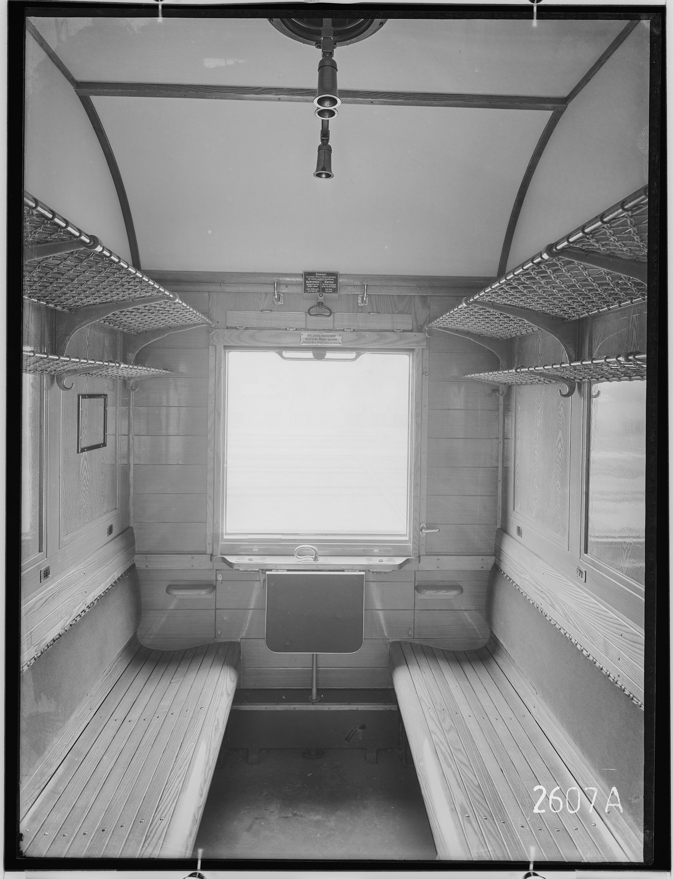 Fotografie: vierachsiger D-Zugwagen dritter Klasse, Gattung C4ü, für Litauen (Innenansicht, Spurweite: 1435 mm), Abteil mit Blick zum Fenster, 1932. L (Verkehrsmuseum Dresden CC BY-NC-SA)