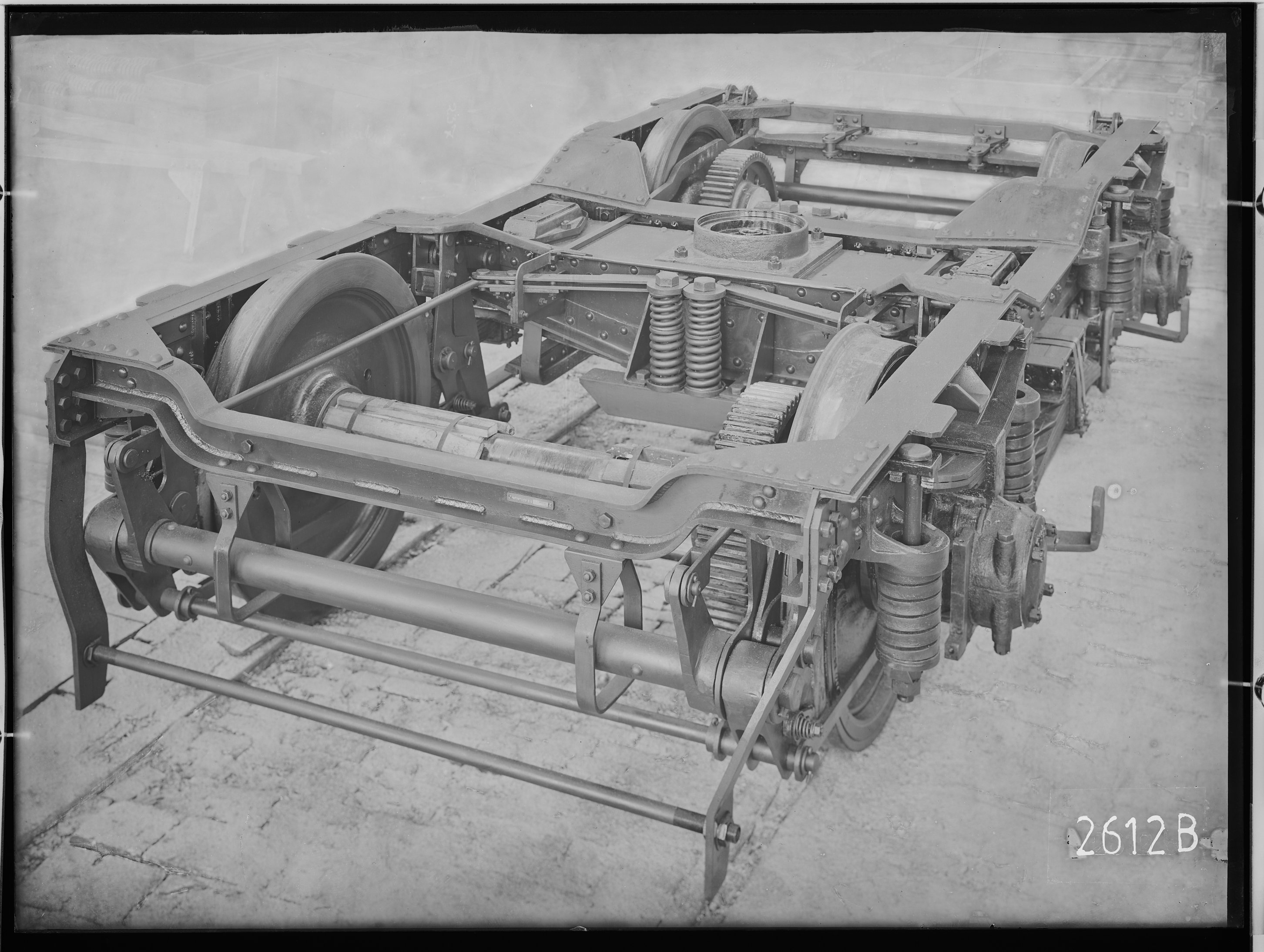Fotografie: zweiachsiges genietetes Triebdrehgestell Görlitzer Bauart für Stadtbahnwagen (Schrägansicht, Spurweite: 1435 mm), Schienenräumer-Ende, 193 (Verkehrsmuseum Dresden CC BY-NC-SA)