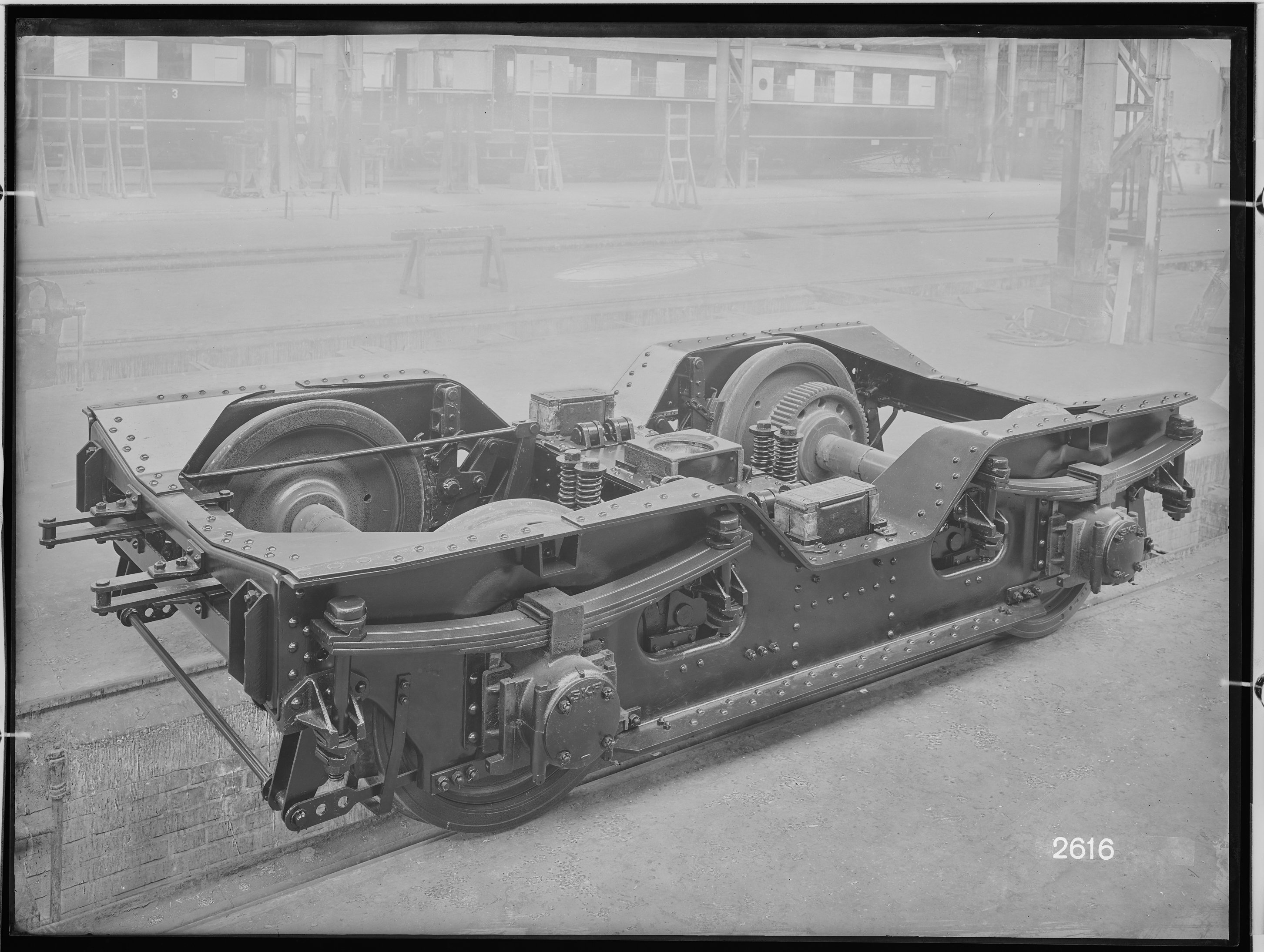 Fotografie: zweiachsiges genietetes Triebdrehgestell ohne Stromabnehmerbalken für Stadtbahnwagen (Schrägansicht, Spurweite: 1435 mm), 1933. Reichsbahn (Verkehrsmuseum Dresden CC BY-NC-SA)