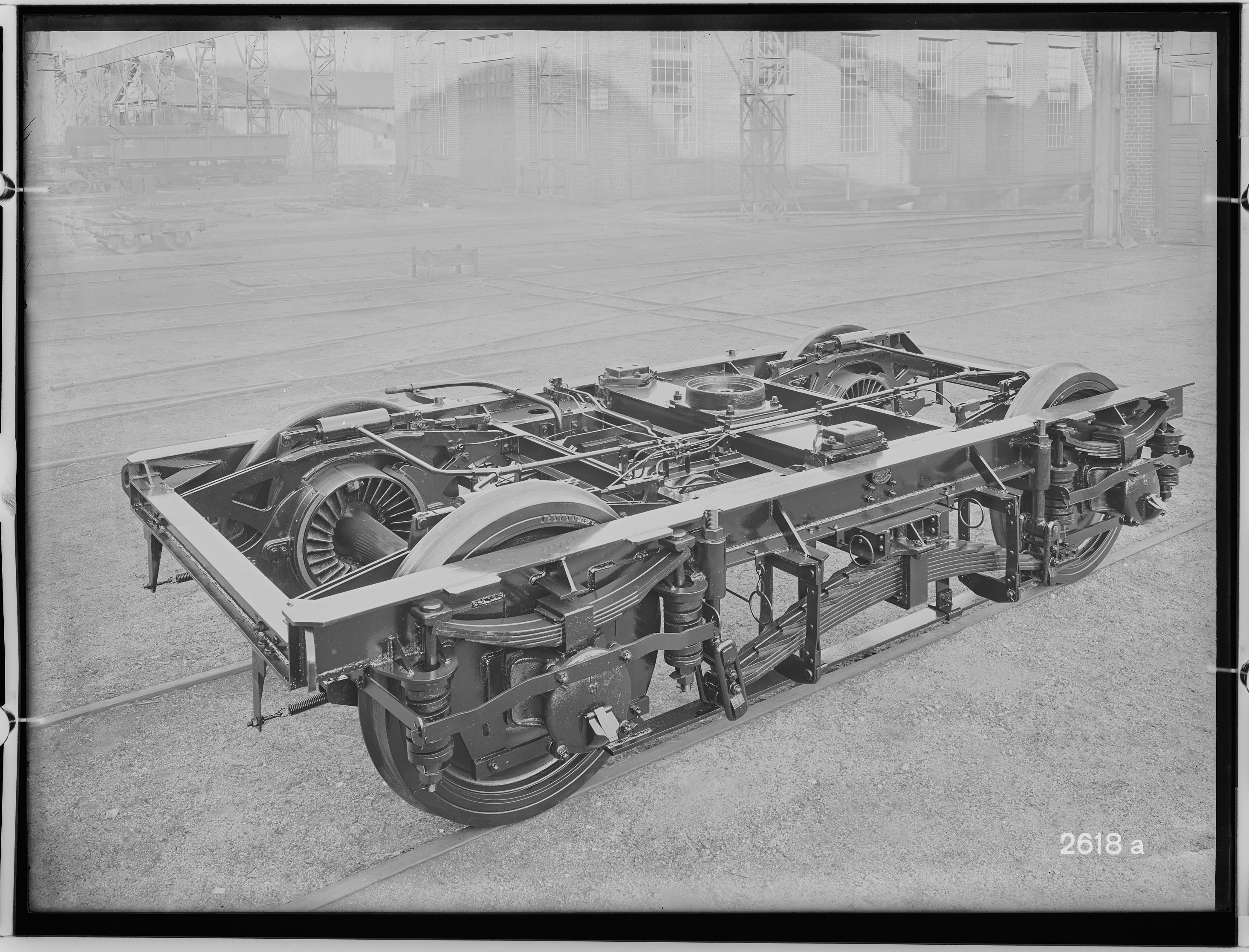 Fotografie: zweiachsiges geschweißtes Drehgestell Görlitzer Bauart III leicht mit Trommelbremse für geschweißten C4i-Wagen (Schrägansicht, Spurweite: (Verkehrsmuseum Dresden CC BY-NC-SA)