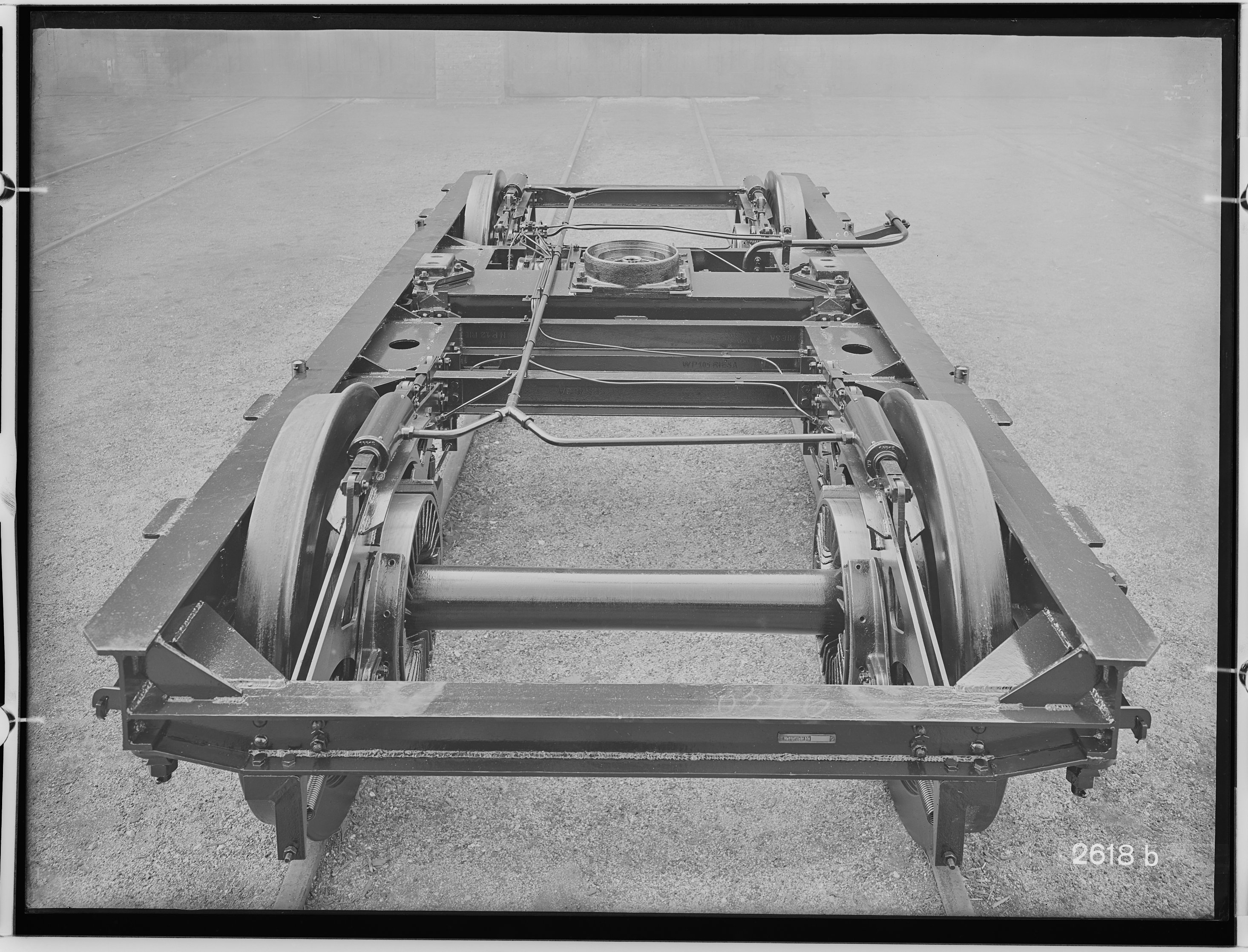 Fotografie: zweiachsiges geschweißtes Drehgestell Görlitzer Bauart III leicht mit Trommelbremse für geschweißten C4i-Wagen (Draufsicht, Spurweite: 143 (Verkehrsmuseum Dresden CC BY-NC-SA)