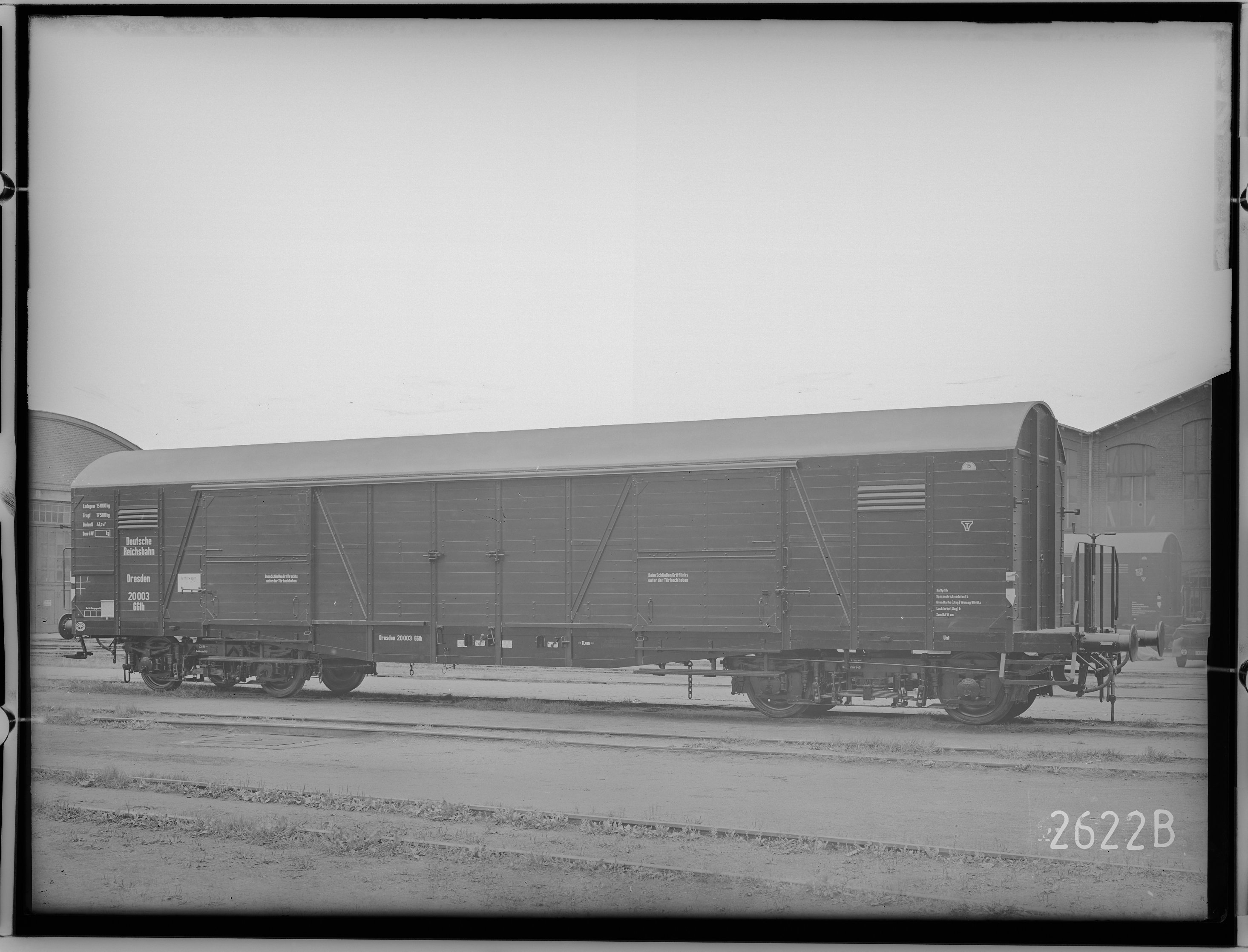 Fotografie: vierachsiger gedeckter Güterwagen, Gattung GGlh, für Schnellzüge (Längsansicht, Spurweite: 1435 mm), 1933. Reichsbahn-Zentralamt für Masch (Verkehrsmuseum Dresden CC BY-NC-SA)