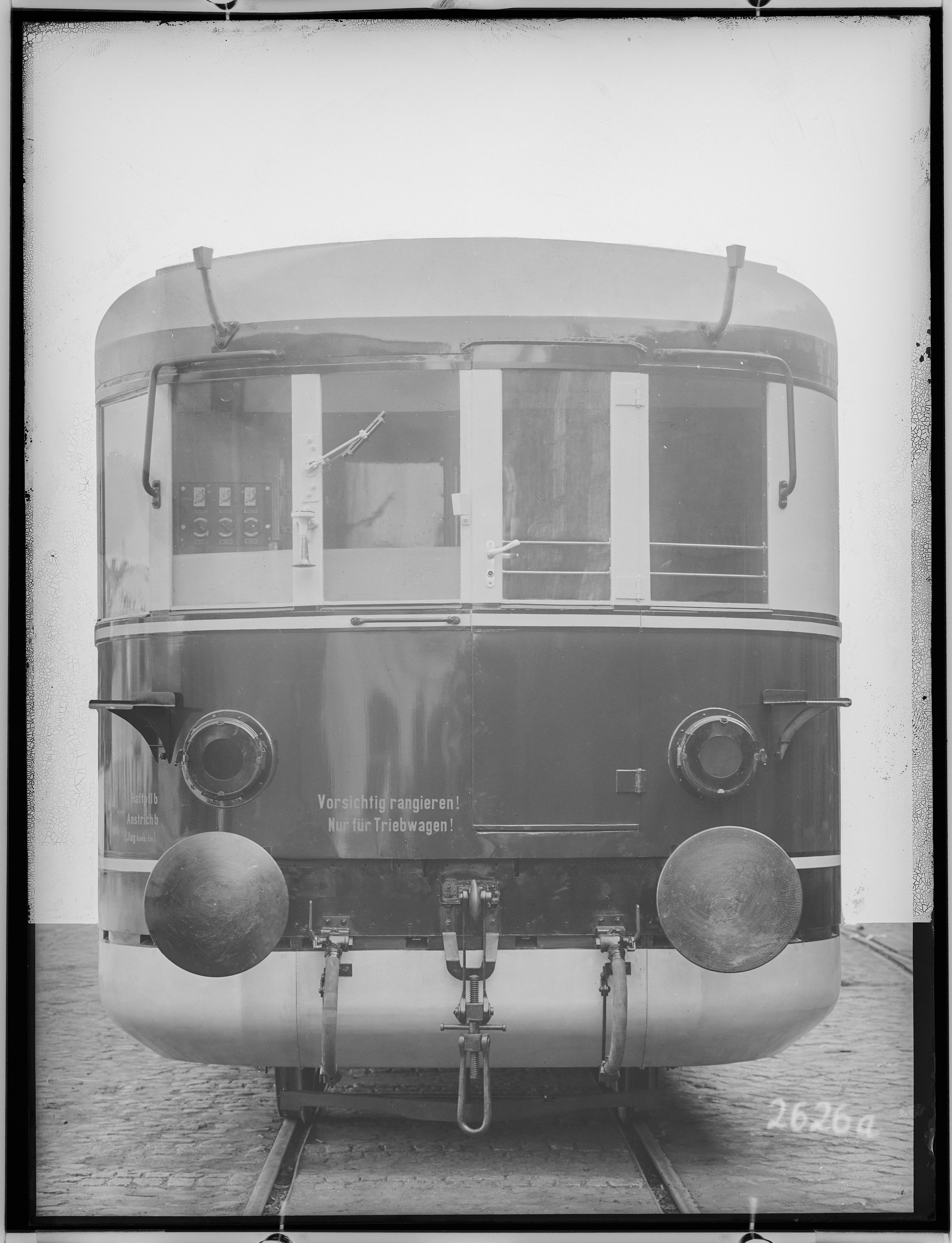 Fotografie: vierachsiger Steuerwagen, Gattung C4ivS, mit nach innen aufgehenden Drehtüren und T.A.G.-Ausrüstung (Stirnansicht), Führerstandsende, 1933 (Verkehrsmuseum Dresden CC BY-NC-SA)