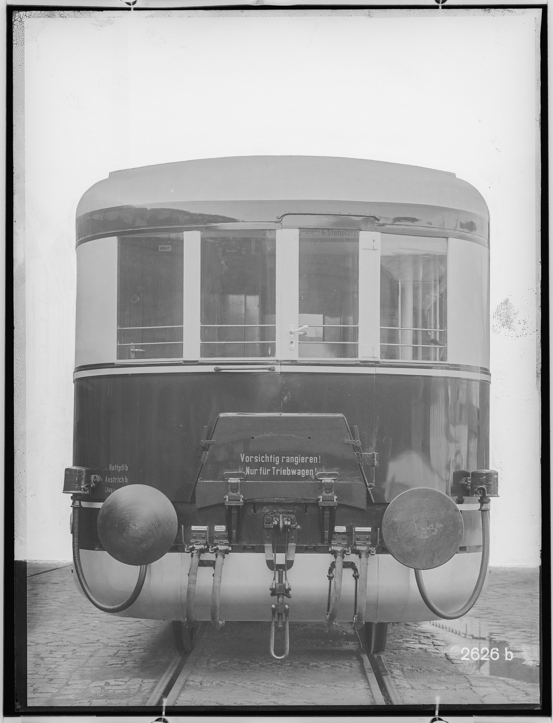 Fotografie: vierachsiger Steuerwagen, Gattung C4ivS, mit nach innen aufgehenden Drehtüren und T.A.G.-Ausrüstung (Stirnansicht), Nicht-Führerstandsende (Verkehrsmuseum Dresden CC BY-NC-SA)