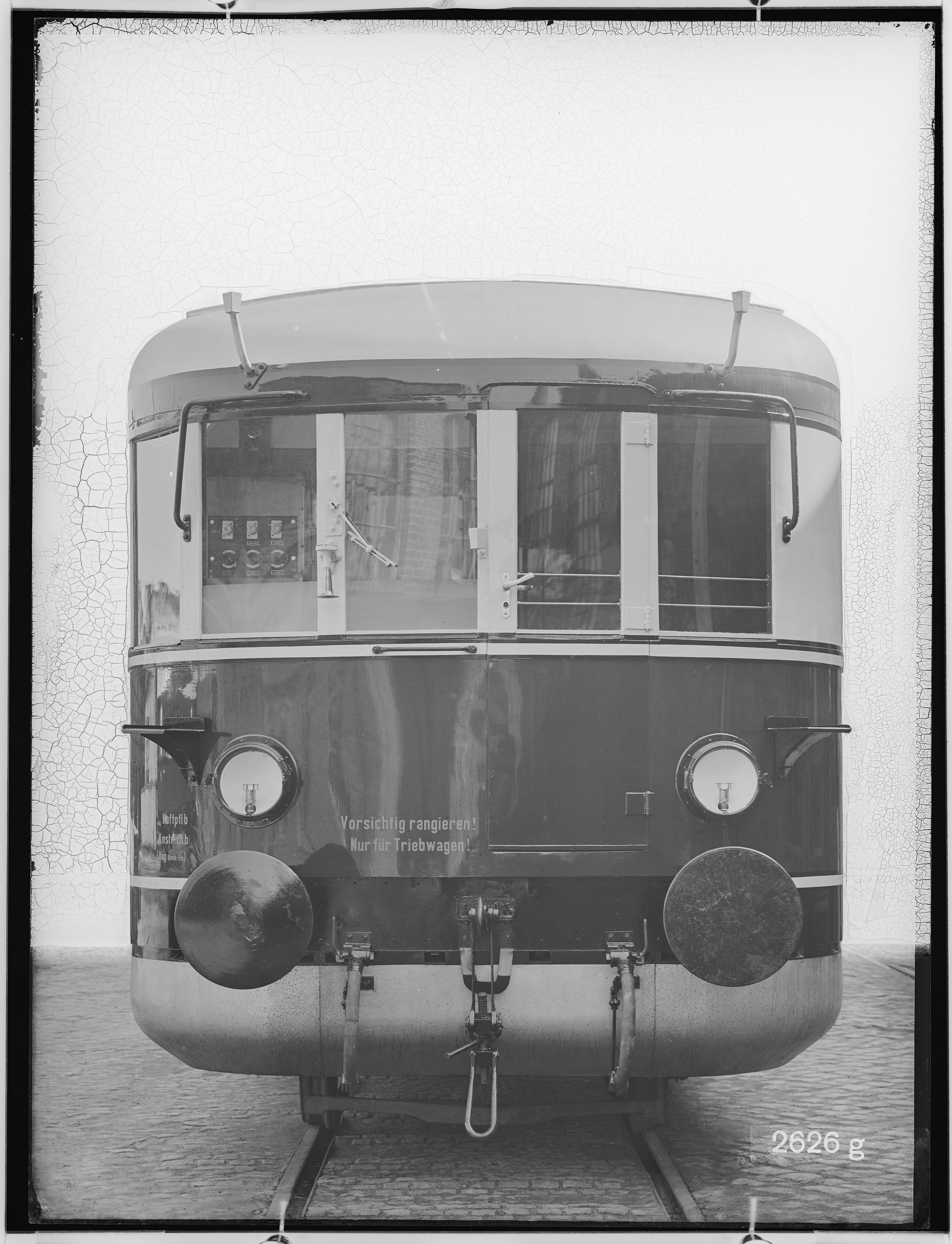Fotografie: vierachsiger Steuerwagen, Gattung C4ivS, mit nach innen aufgehenden Drehtüren und T.A.G.-Ausrüstung (Stirnansicht), Führerstandsende, 1934 (Verkehrsmuseum Dresden CC BY-NC-SA)