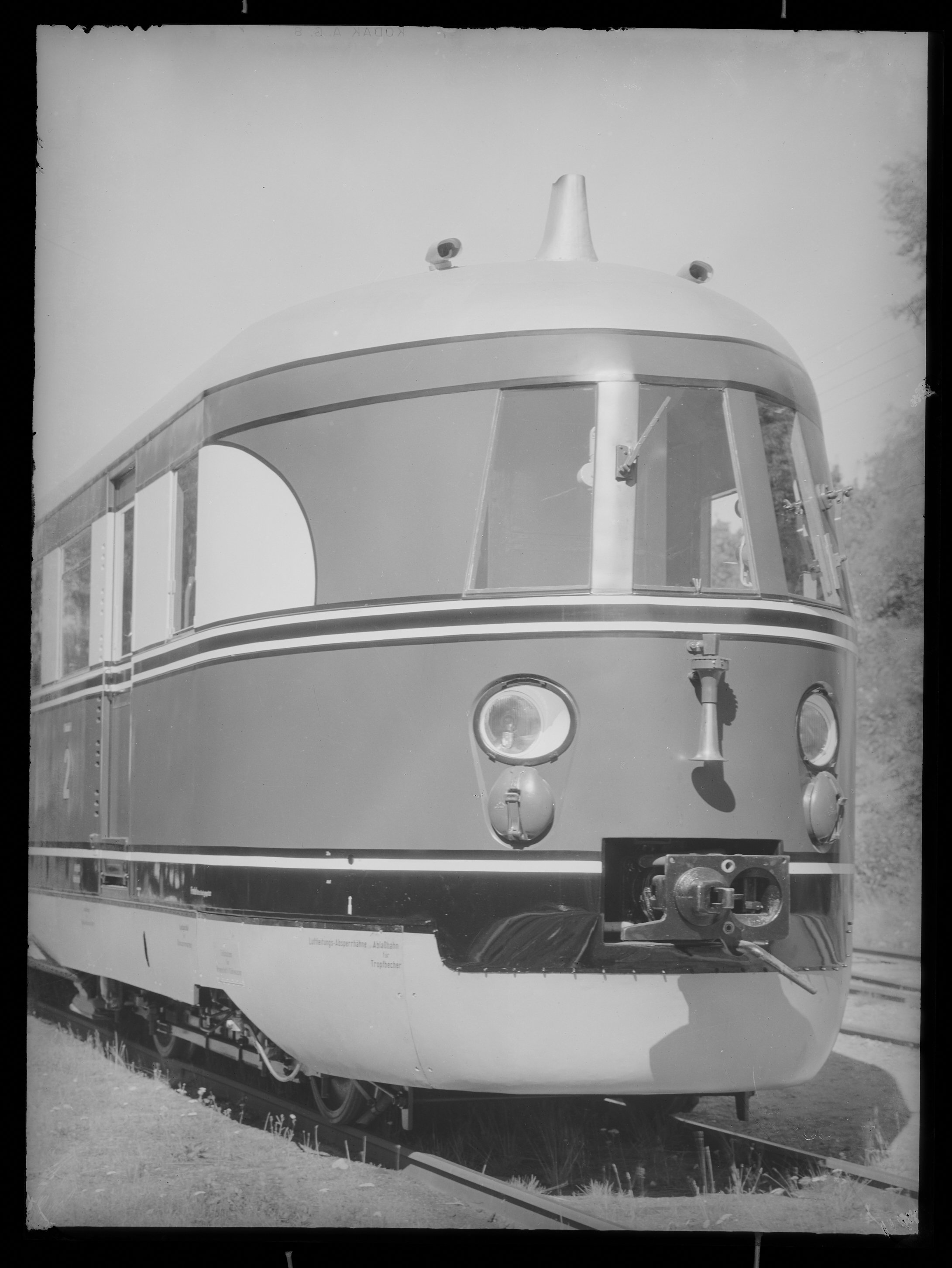 Fotografie: sechsachsiger zweiteiliger dieselelektrischer Schnelltriebwagen, Bauart Hamburg (Stirnansicht, Spurweite: 1435 mm), 1935. Reichsbahn-Zentr (Verkehrsmuseum Dresden CC BY-NC-SA)