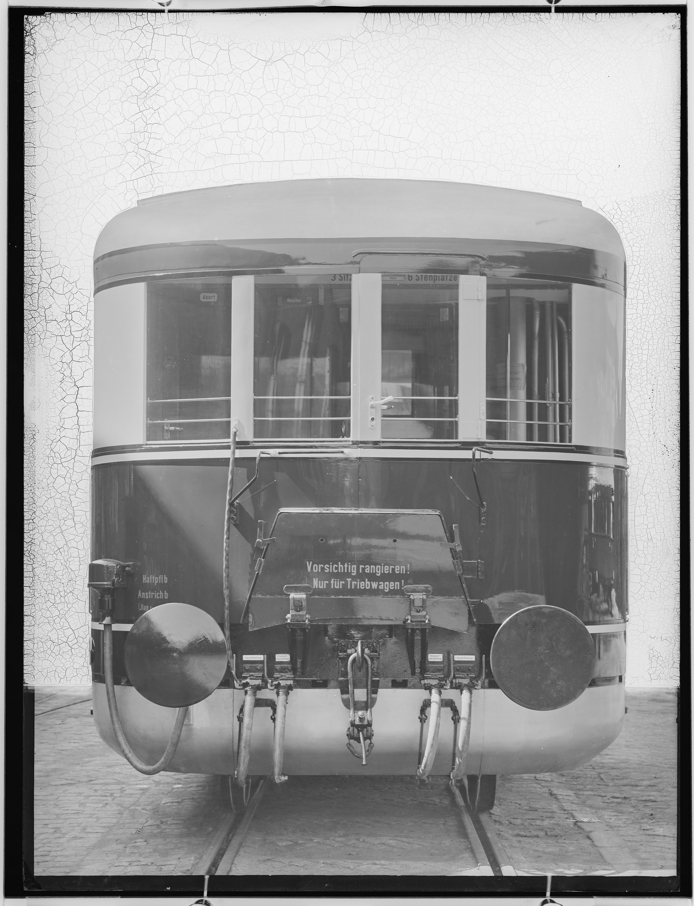 Fotografie: vierachsiger Steuerwagen, Gattung C4ivS, mit nach innen aufgehenden Drehtüren und T.A.G.-Ausrüstung (Stirnansicht), Nicht-Führerstandsende (Verkehrsmuseum Dresden CC BY-NC-SA)