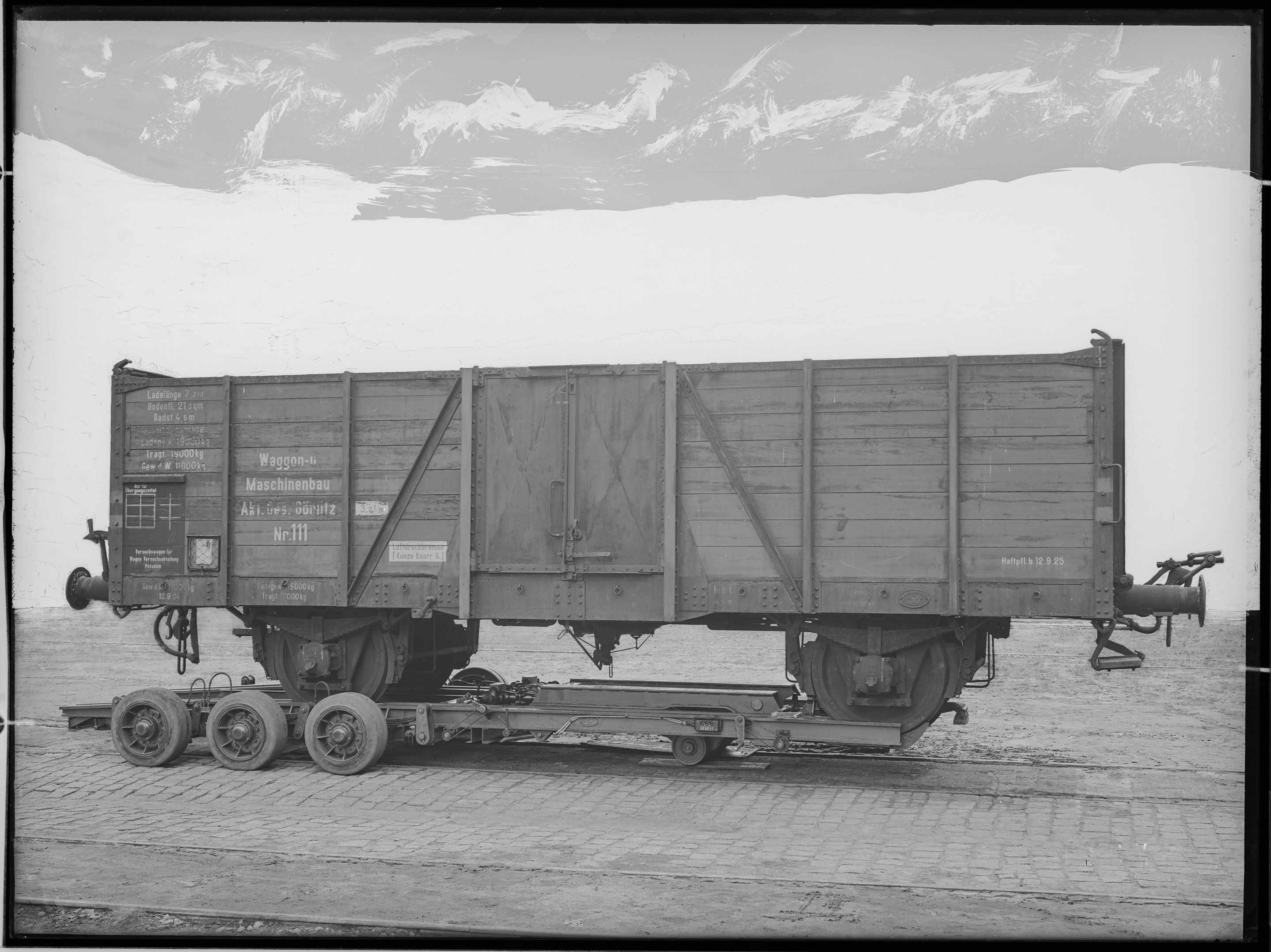 Fotografie: Sattelauflieger (Culemeyer) mit Güterwagen WUMAG 111 (Schrägansicht), 1933? Reichsbahn-Zentralamt für Maschinenbau Berlin (Verkehrsmuseum Dresden CC BY-NC-SA)