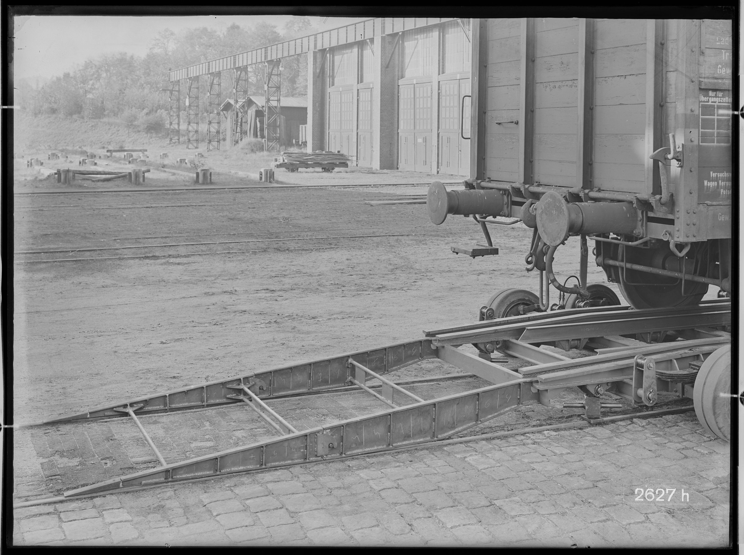 Fotografie: Sattelauflieger (Culemeyer) mit Güterwagen WUMAG 111 (Längsansicht), Auffahr-Vorrichtung, 1933? Reichsbahn-Zentralamt für Maschinenbau Ber (Verkehrsmuseum Dresden CC BY-NC-SA)