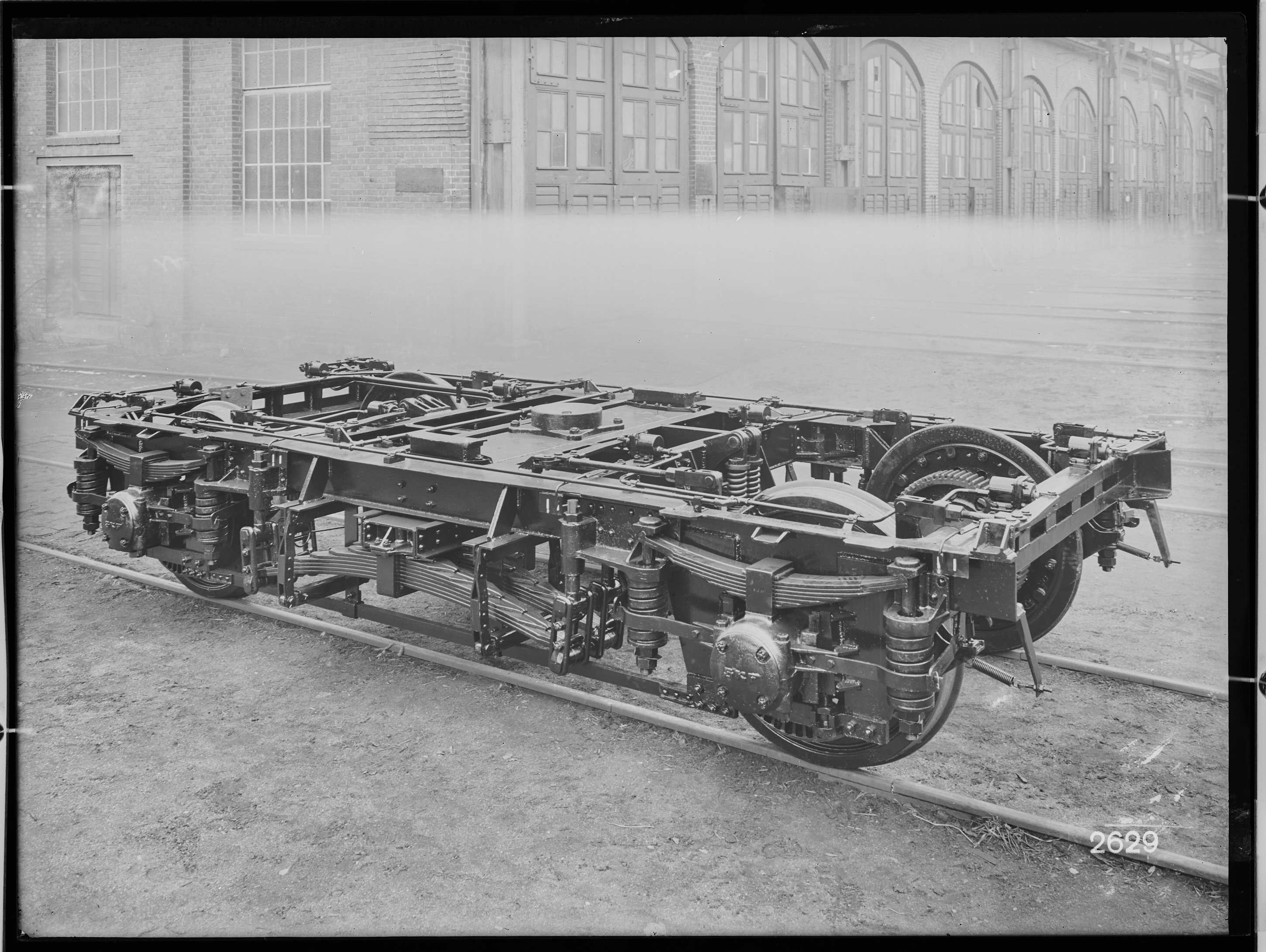Fotografie: zweiachsiges Mitteldrehgestell (Schrägansicht, Spurweite: 1435 mm), 1933. La Burgeoise-la Louviere? (Verkehrsmuseum Dresden CC BY-NC-SA)