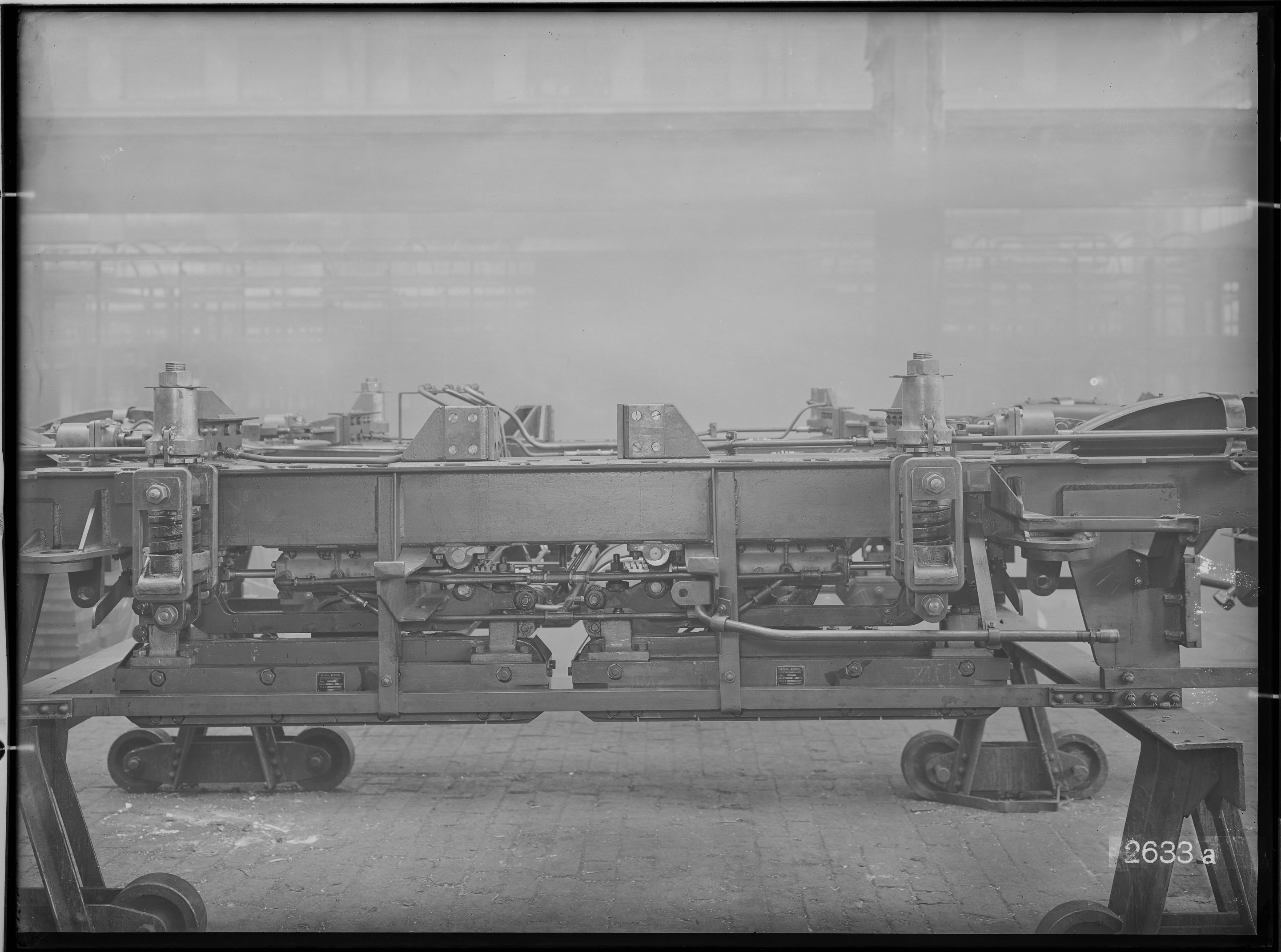 Fotografie: zweiachsiges Maschinen-Drehgestell für Schnelltriebwagen (Längsansicht; Spurweite: 1435 mm), Anordnung der Magnetbremse, 1934. Reichsbahn- (Verkehrsmuseum Dresden CC BY-NC-SA)