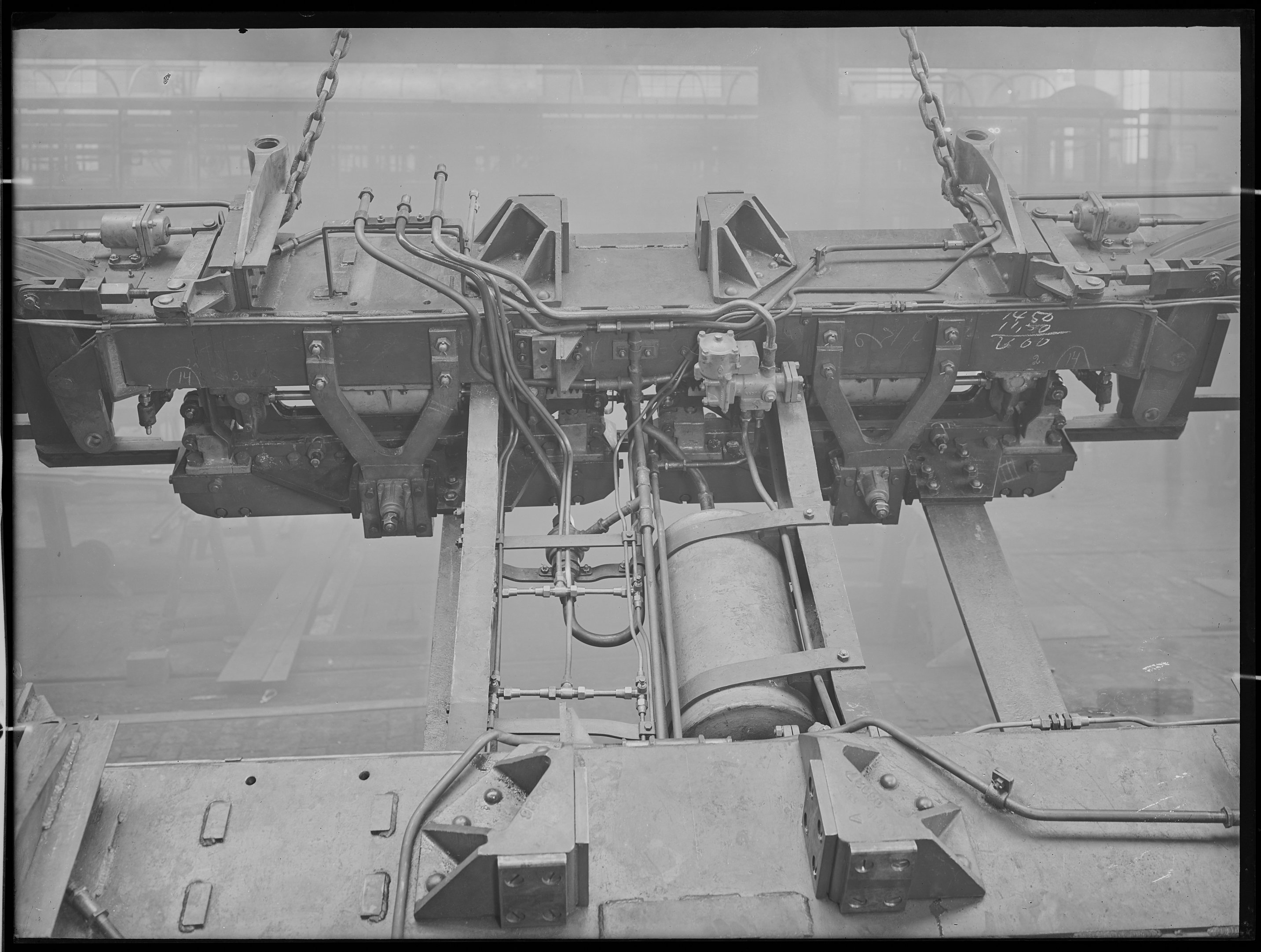 Fotografie: zweiachsiges Maschinen-Drehgestell für Schnelltriebwagen (Draufsicht; Spurweite: 1435 mm), Leitungsführung im Gestell, 1934. Reichsbahn-Ze (Verkehrsmuseum Dresden CC BY-NC-SA)