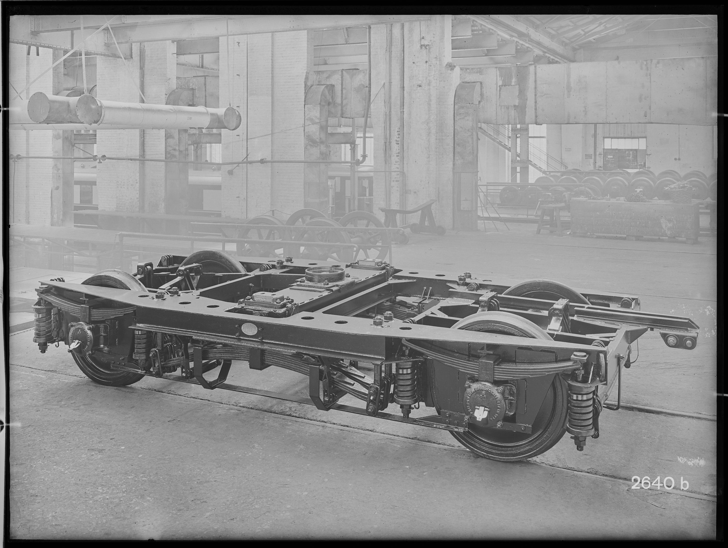 Fotografie: geschweißtes Drehgestell Görlitzer Bauart III schwer (Schrägansicht, Spurweite: 1435 mm), 1934. MITROPA (Mitteleuropäische Schlafwagen- un (Verkehrsmuseum Dresden CC BY-NC-SA)