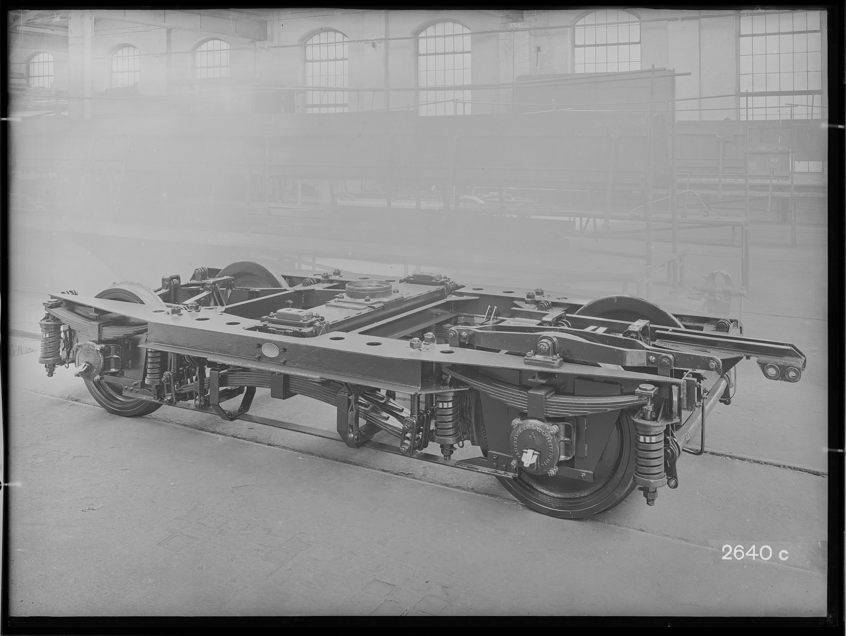 Fotografie: geschweißtes Drehgestell Görlitzer Bauart III schwer (Schrägansicht, Spurweite: 1435 mm), Bremsdruckreglerseite, 1934. MITROPA (Mitteleuro (Verkehrsmuseum Dresden CC BY-NC-SA)